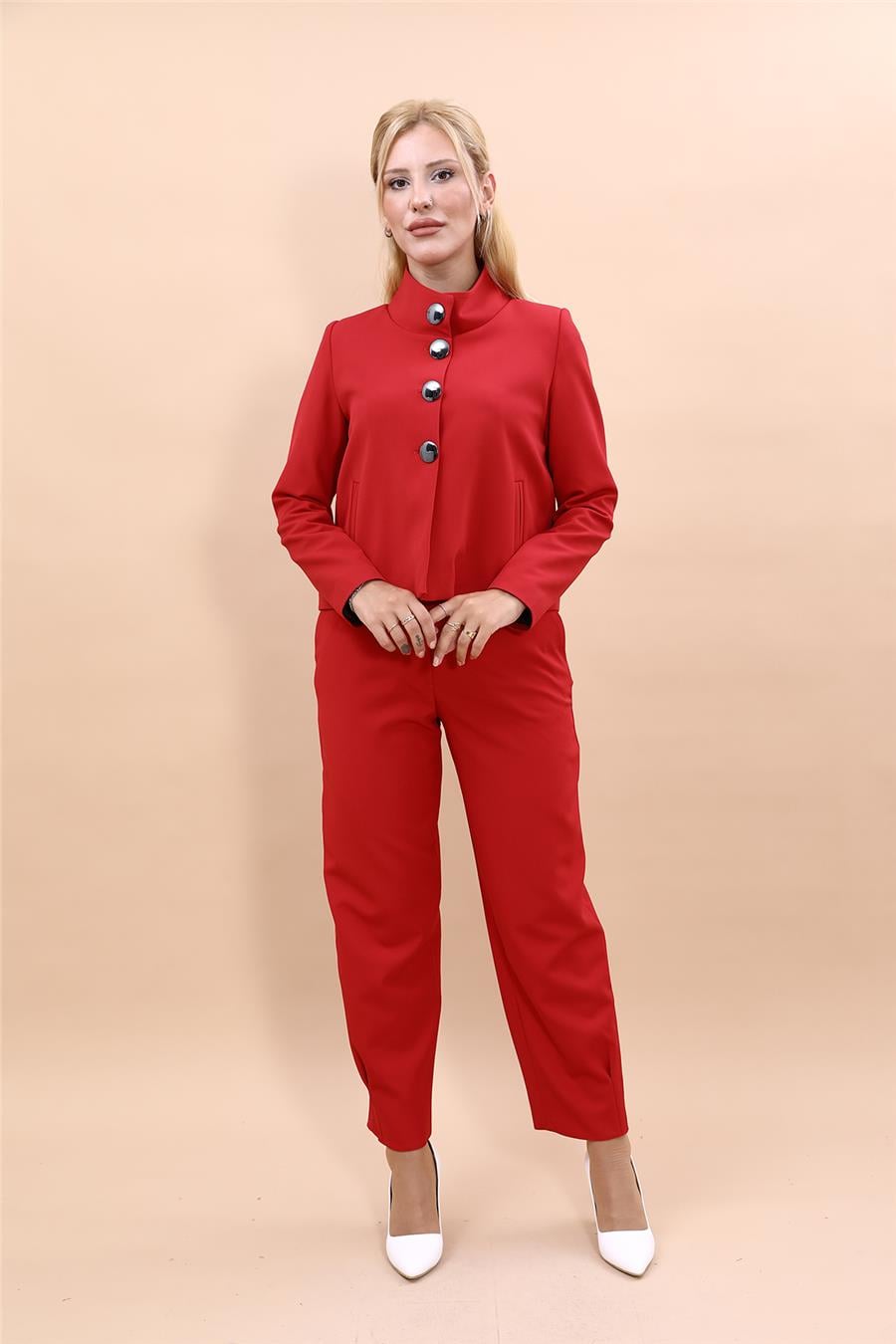 Oval Dik Yaka Kısa Ceket &  Paçası Pileli Pantolon-Kırmızı Önder Özsoy 1010532 Boydan Düğmeli Mini Ceket & Pileli paça pantolon