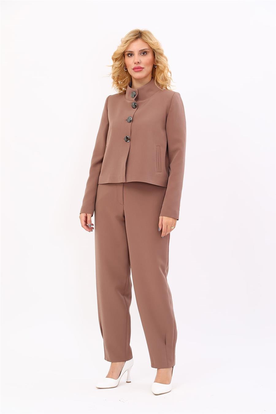 Oval Dik Yaka Kısa Ceket &  Paçası Pileli Pantolon-Kahve Önder Özsoy 1010532 Boydan Düğmeli Mini Ceket & Pileli paça pantolon