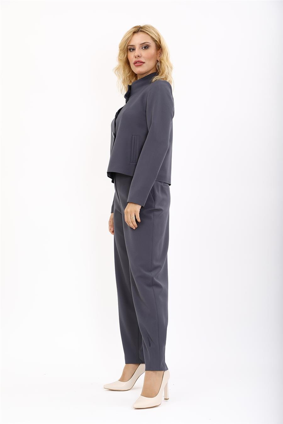 Oval Dik Yaka Kısa Ceket &  Paçası Pileli Pantolon-Füme Önder Özsoy 1010532 Boydan Düğmeli Mini Ceket & Pileli paça pantolon
