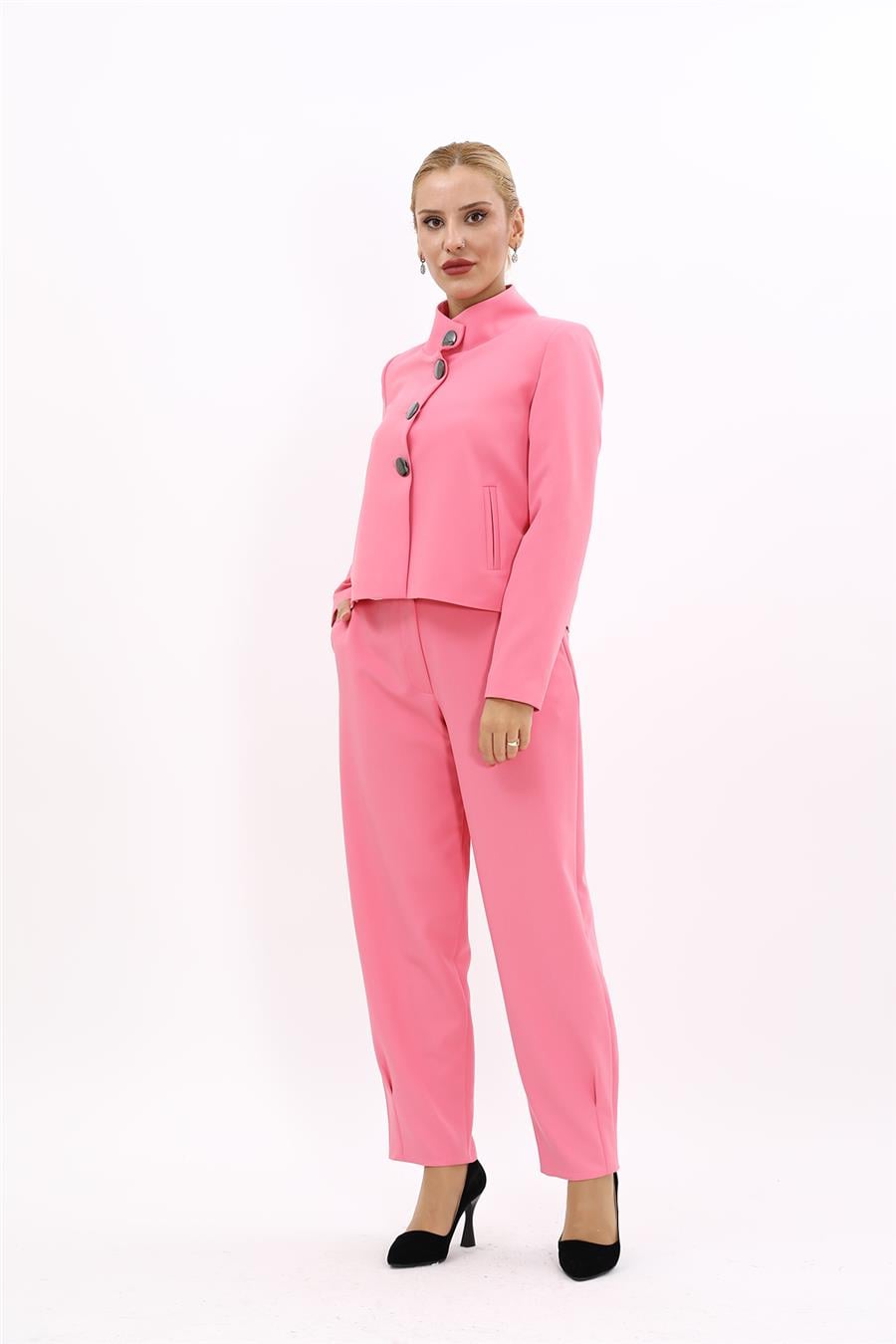 Oval Dik Yaka Kısa Ceket &  Paçası Pileli Pantolon-Pembe Önder Özsoy 1010532 Boydan Düğmeli Mini Ceket & Pileli paça pantolon