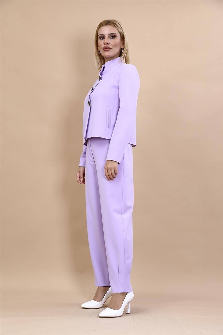 Oval Dik Yaka Kısa Ceket &  Paçası Pileli Pantolon-Menekşe Önder Özsoy 1010532 Boydan Düğmeli Mini Ceket & Pileli paça pantolon
