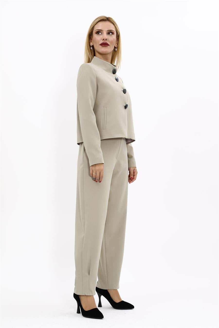 Oval Dik Yaka Kısa Ceket &  Paçası Pileli Pantolon-Bambu Önder Özsoy 1010532 Boydan Düğmeli Mini Ceket & Pileli paça pantolon