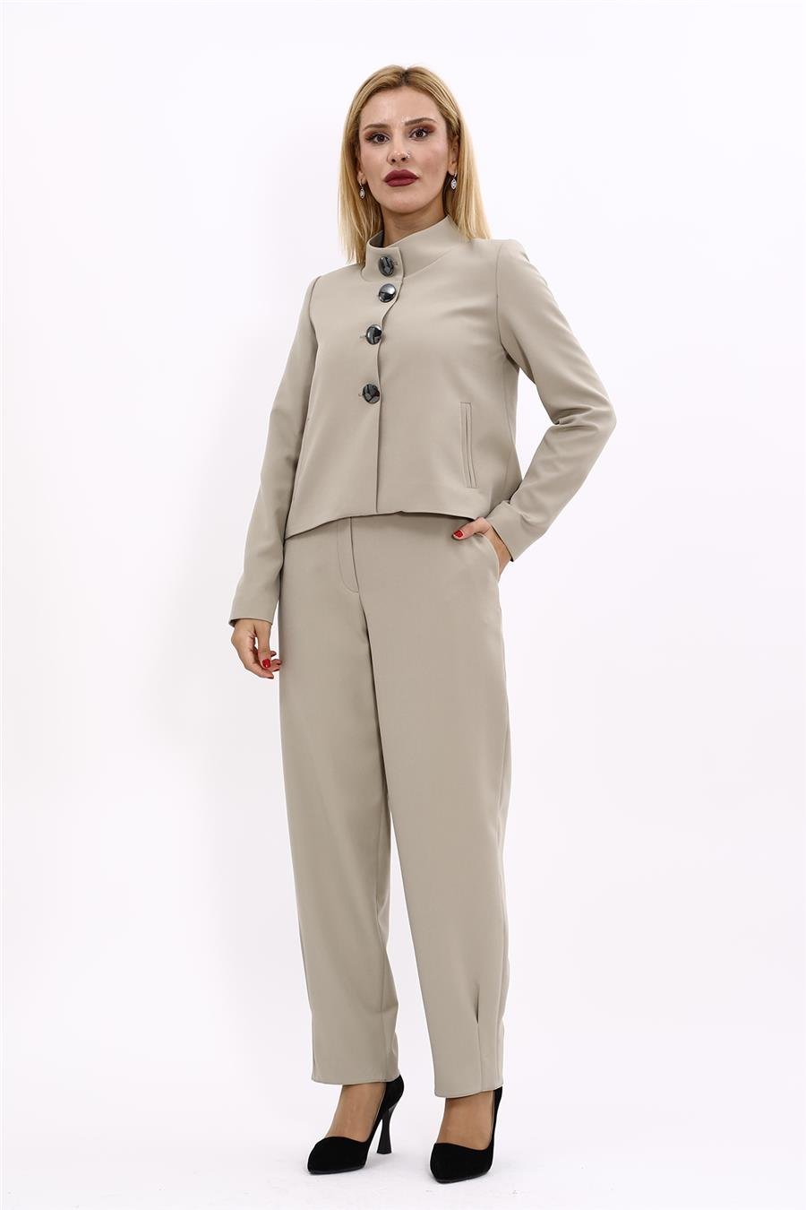Oval Dik Yaka Kısa Ceket &  Paçası Pileli Pantolon-Bambu Önder Özsoy 1010532 Boydan Düğmeli Mini Ceket & Pileli paça pantolon
