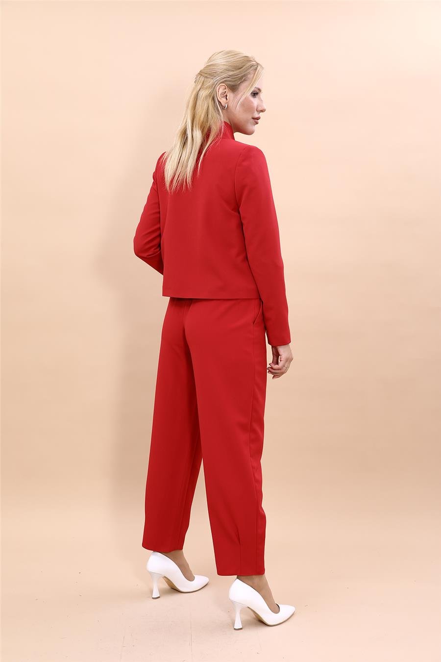 Oval Dik Yaka Kısa Ceket &  Paçası Pileli Pantolon-Kırmızı Önder Özsoy 1010532 Boydan Düğmeli Mini Ceket & Pileli paça pantolon