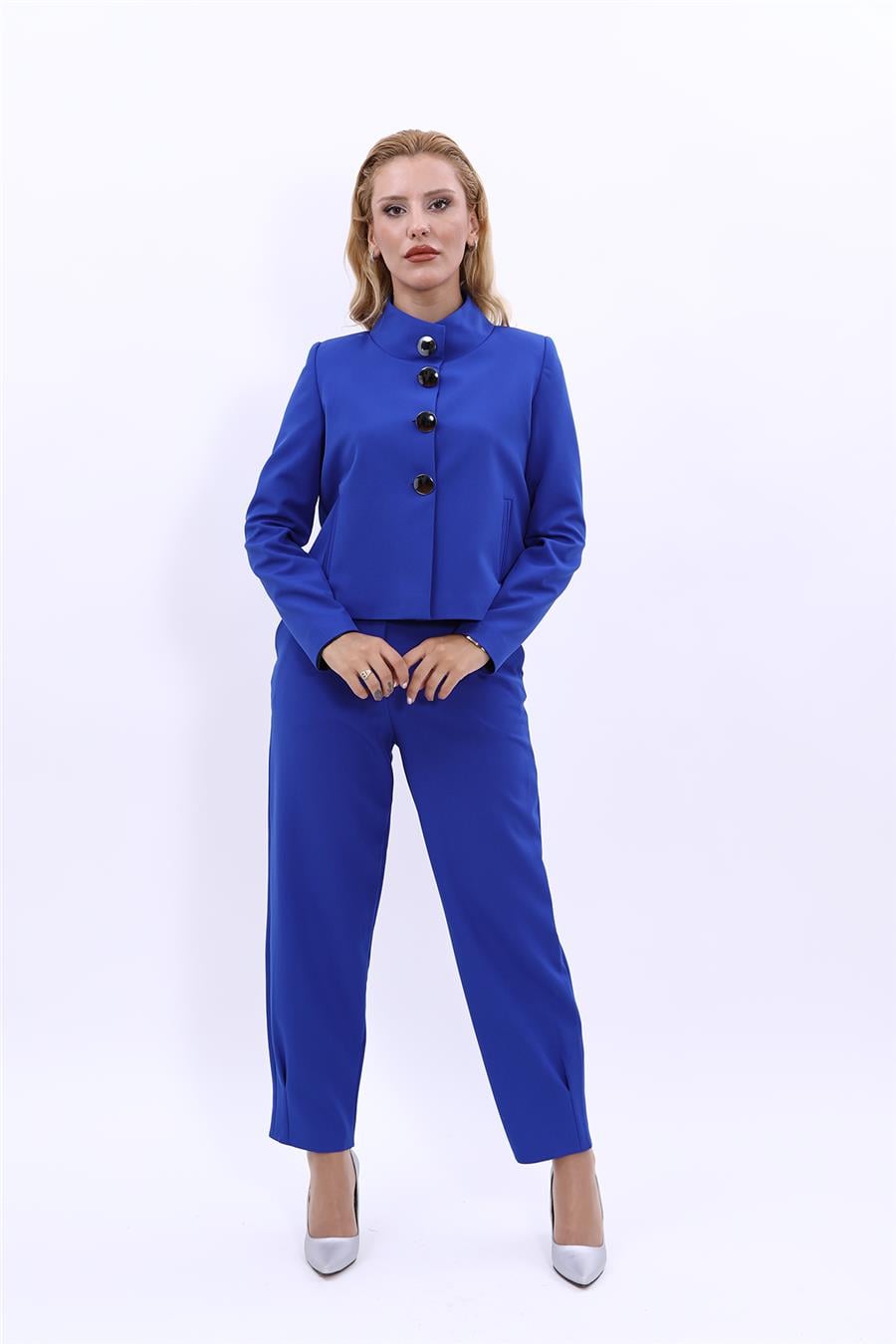 Oval Dik Yaka Kısa Ceket &  Paçası Pileli Pantolon-Saks Önder Özsoy 1010532 Boydan Düğmeli Mini Ceket & Pileli paça pantolon