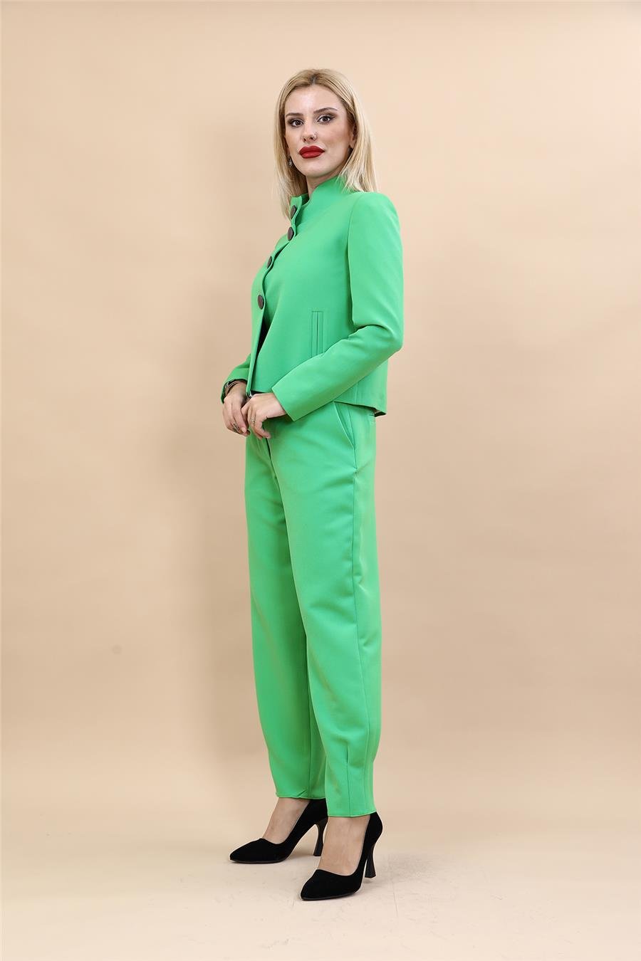 Oval Dik Yaka Kısa Ceket &  Paçası Pileli Pantolon-Yeşil Önder Özsoy 1010532 Boydan Düğmeli Mini Ceket & Pileli paça pantolon