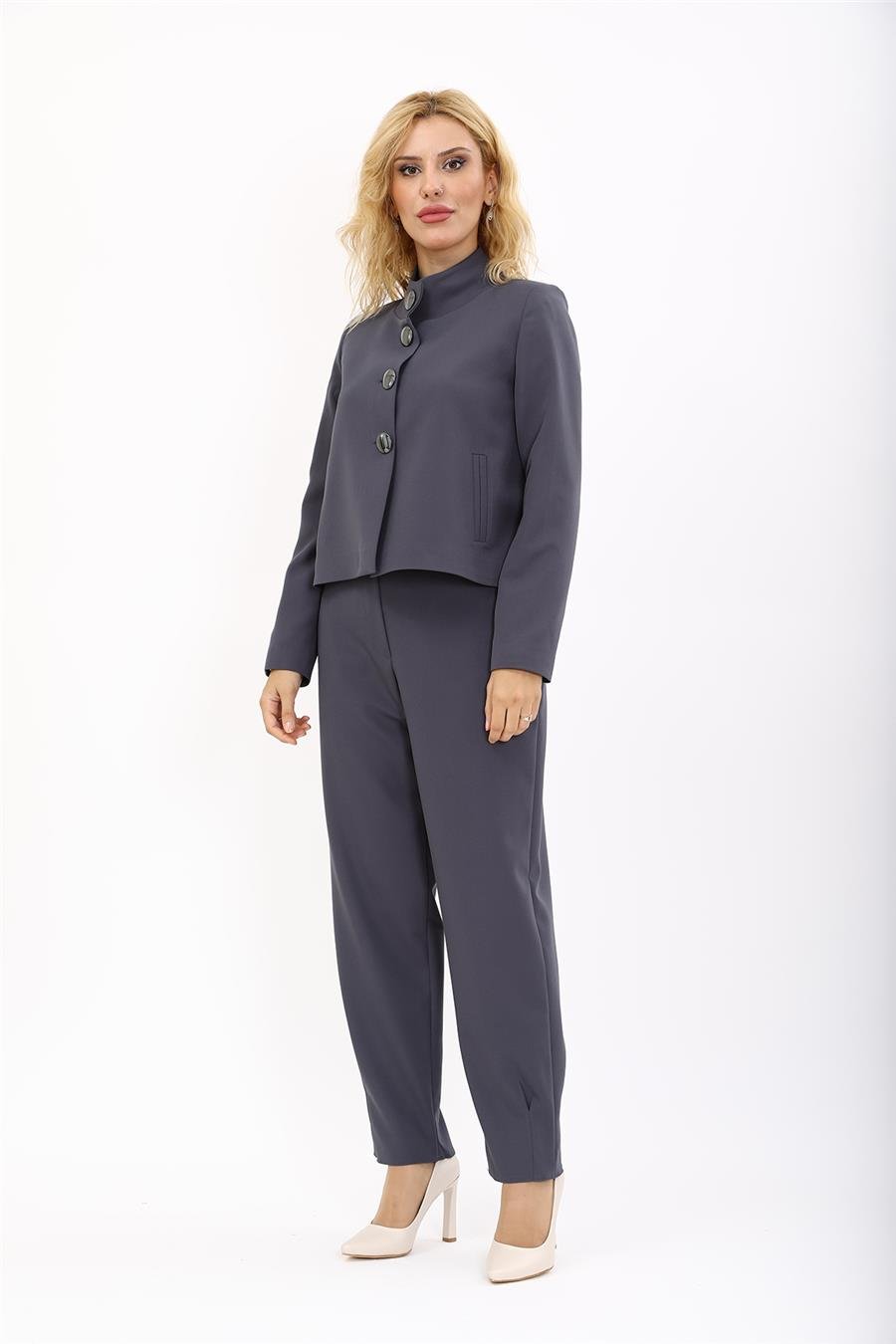 Oval Dik Yaka Kısa Ceket &  Paçası Pileli Pantolon-Füme Önder Özsoy 1010532 Boydan Düğmeli Mini Ceket & Pileli paça pantolon