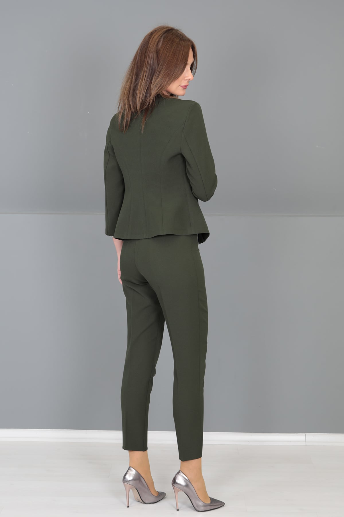 Oval Yaka Kısa Ceket & Boru Paça Pantolon Takım-Haki Önder Özsoy 1015510 Oval Yaka Kısa Ceket &  Boru Paça Pantolon Takım