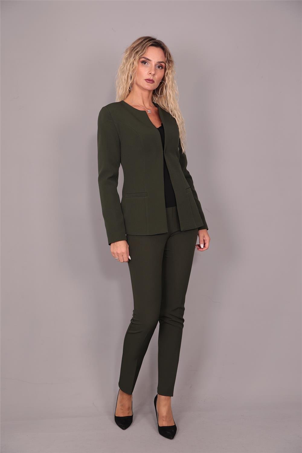 Oval Yaka Uzun Ceket & Boru Paça Pantolon Takım-Haki Önder Özsoy 1043510 Oval Yaka Uzun Ceket & Boru Paça Pantolon Takım