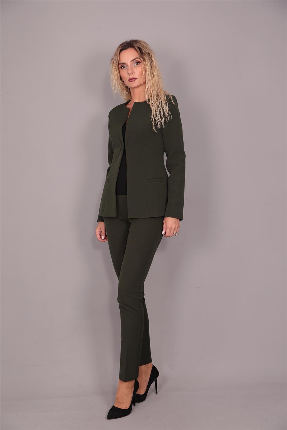 Oval Yaka Uzun Ceket & Boru Paça Pantolon Takım-Haki Önder Özsoy 1043510 Oval Yaka Uzun Ceket & Boru Paça Pantolon Takım