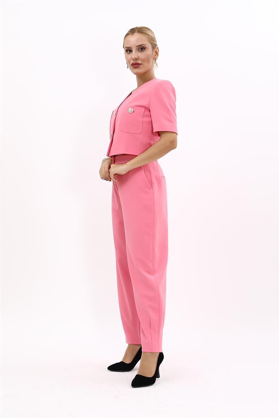 V Yaka  Kısa Ceket &  Paçası Pileli Pantolon-Pembe Önder Özsoy 1052532 Kısa Kollu Yakasız Mini Ceket & Pileli Bol Paça Pantolon Takım