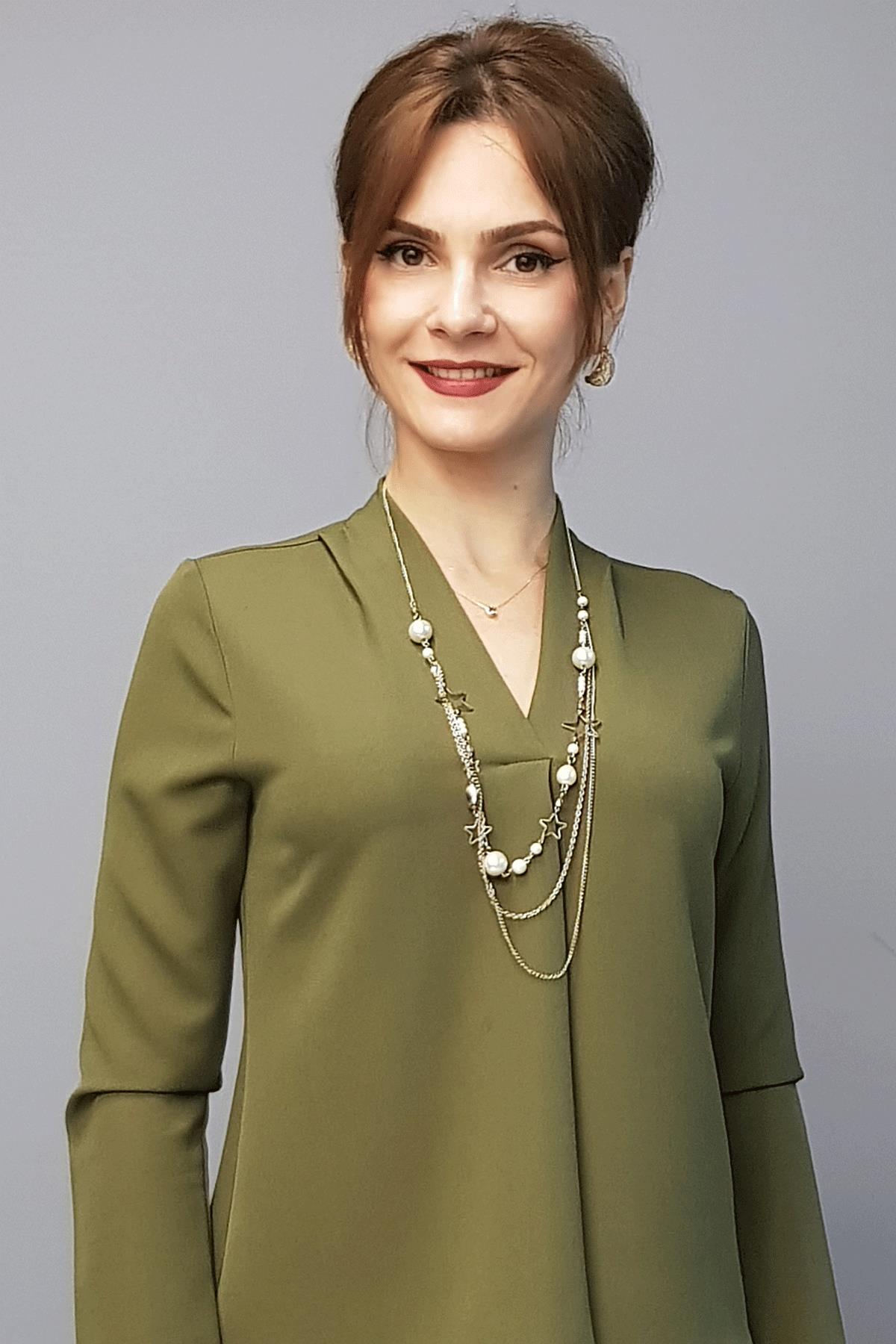 V Yaka Omuz Pileli Uzun Kol Bluz-Haki Önder Özsoy 3502100 V Yaka Omuz Pileli Uzun Kol Bluz