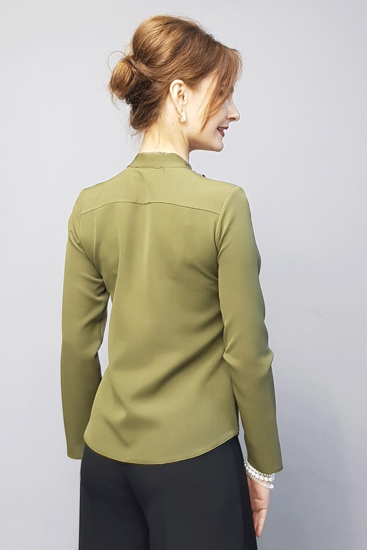 V Yaka Omuz Pileli Uzun Kol Bluz-Haki Önder Özsoy 3502100 V Yaka Omuz Pileli Uzun Kol Bluz