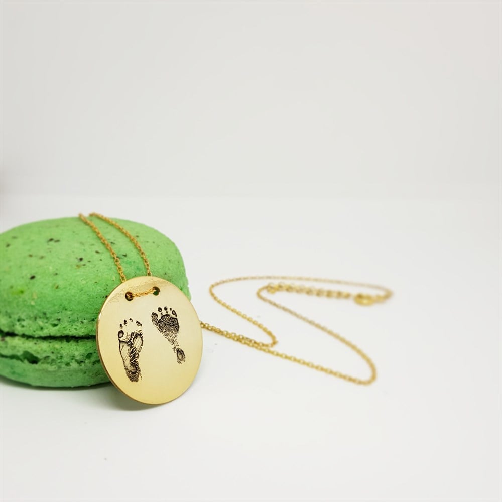 AYAK İZİ BASKILI GÜMÜŞ PLAKA KOLYE