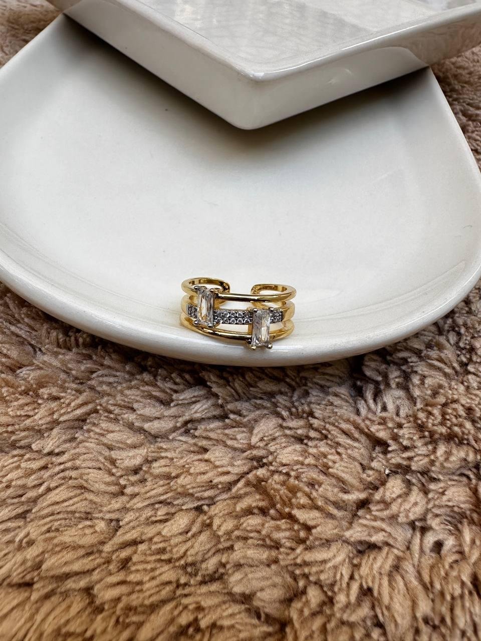 Baget Taş Detay Zirkon Taşlı Üç Sıra Yüzük