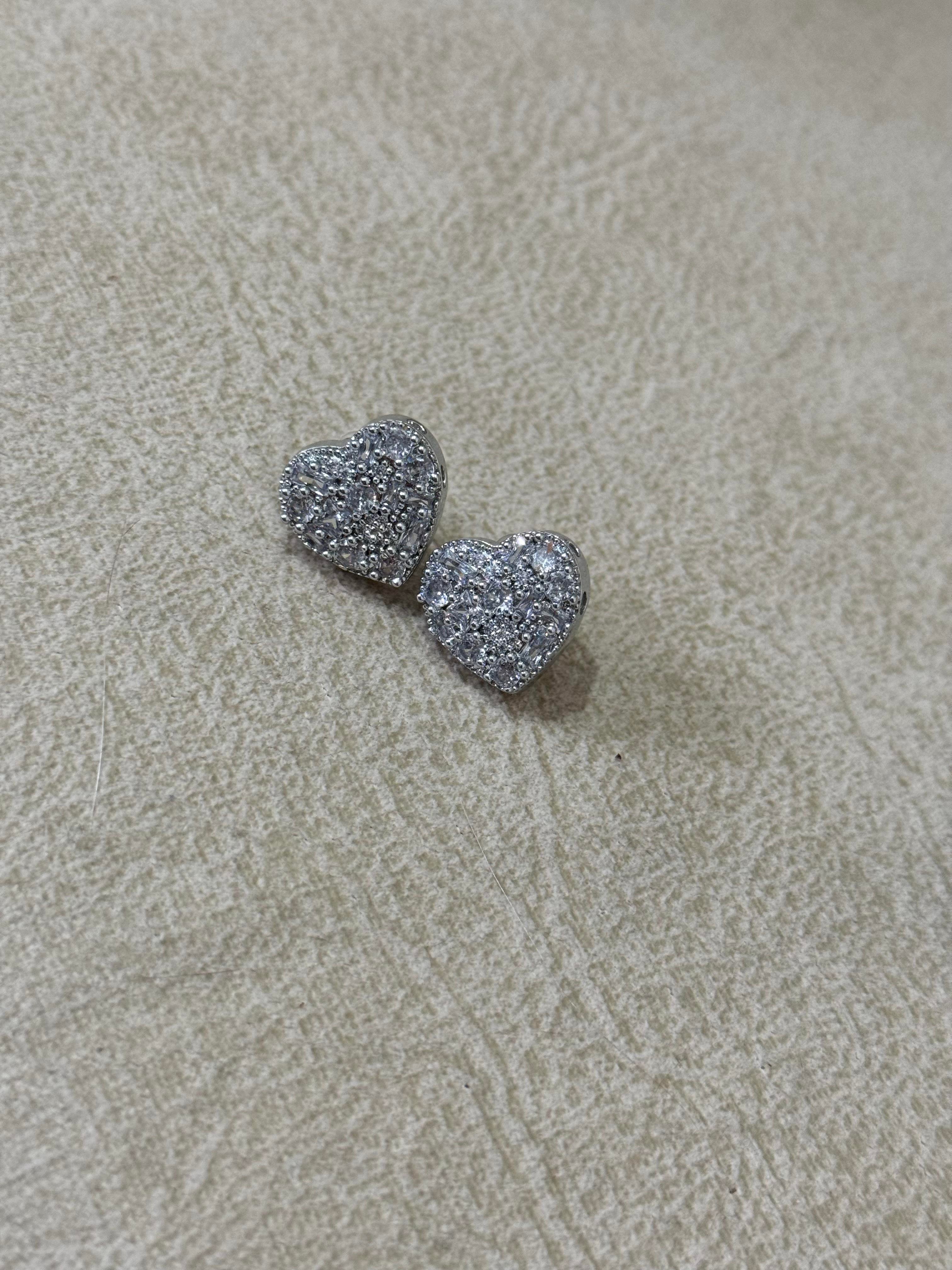 Baget Zirkon Taş Detay Kalp Küpe