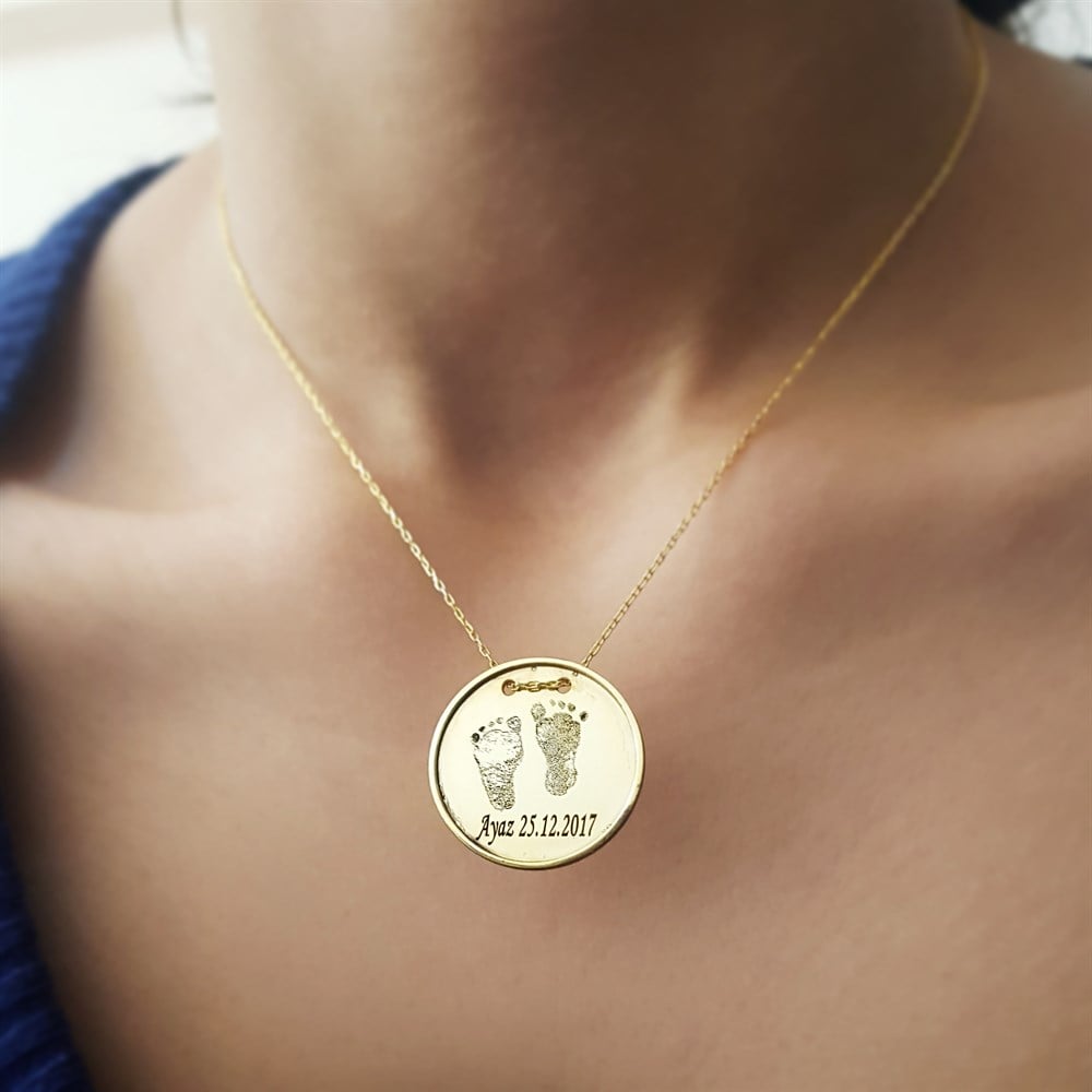 ÇERCEVELİ AYAKİZİ İSİM TARİH GÜMÜŞ KOLYE