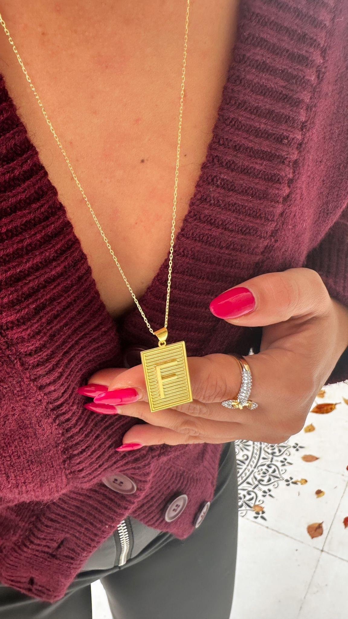 Çizgi Detay Dikdörtgen Plaka Harf Gümüş Kolye