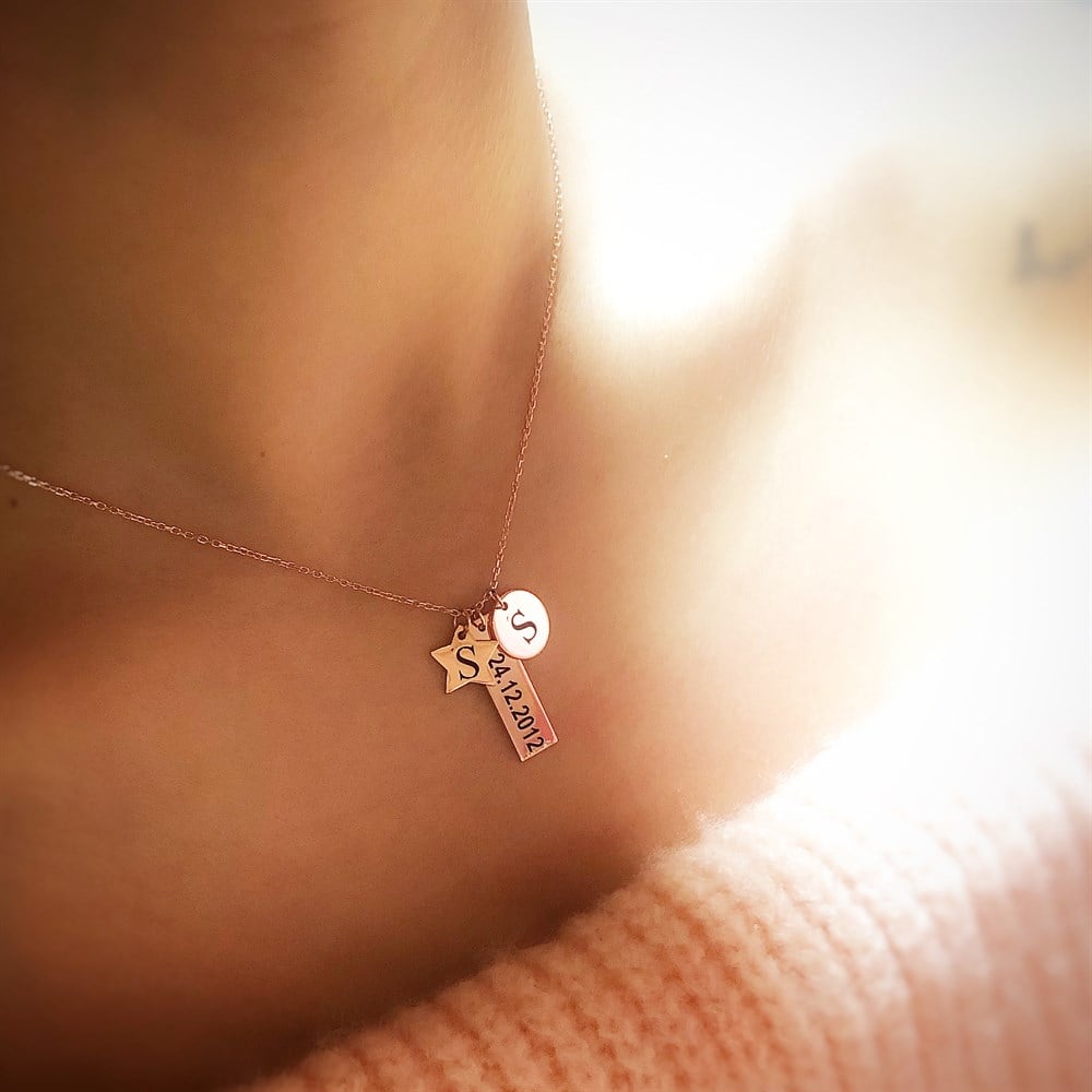 ÇOKLU FİGÜRLÜ PLAKA HARF TARİH GÜMÜŞ KOLYE