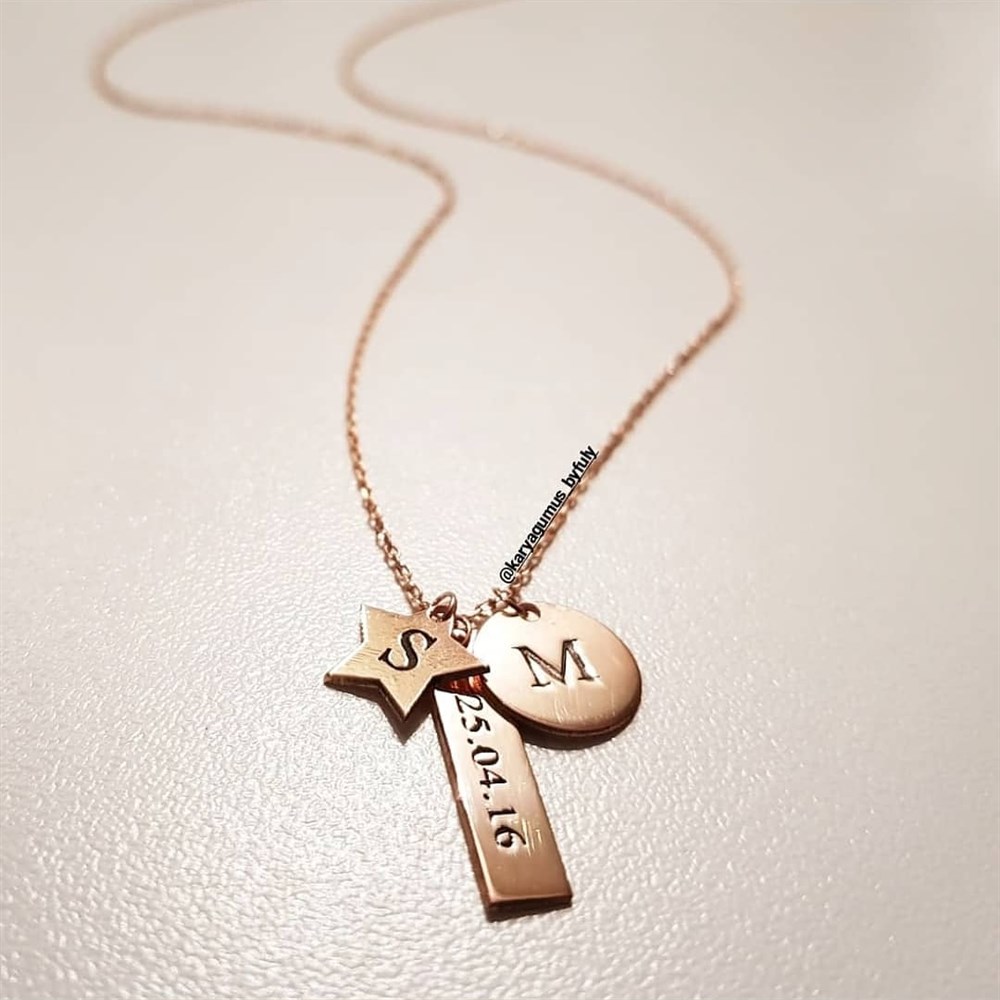 ÇOKLU FİGÜRLÜ PLAKA HARF TARİH GÜMÜŞ KOLYE