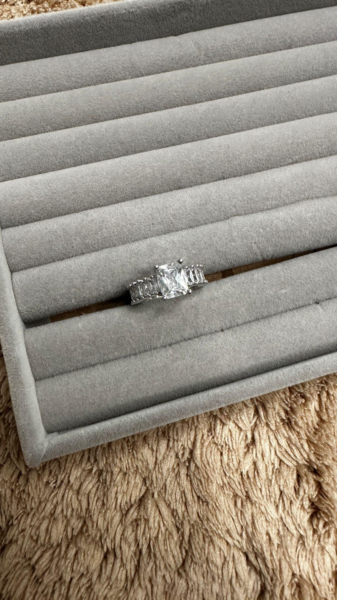 Dikdörtgen Montür Taşlı Baget Tektaş Yüzük