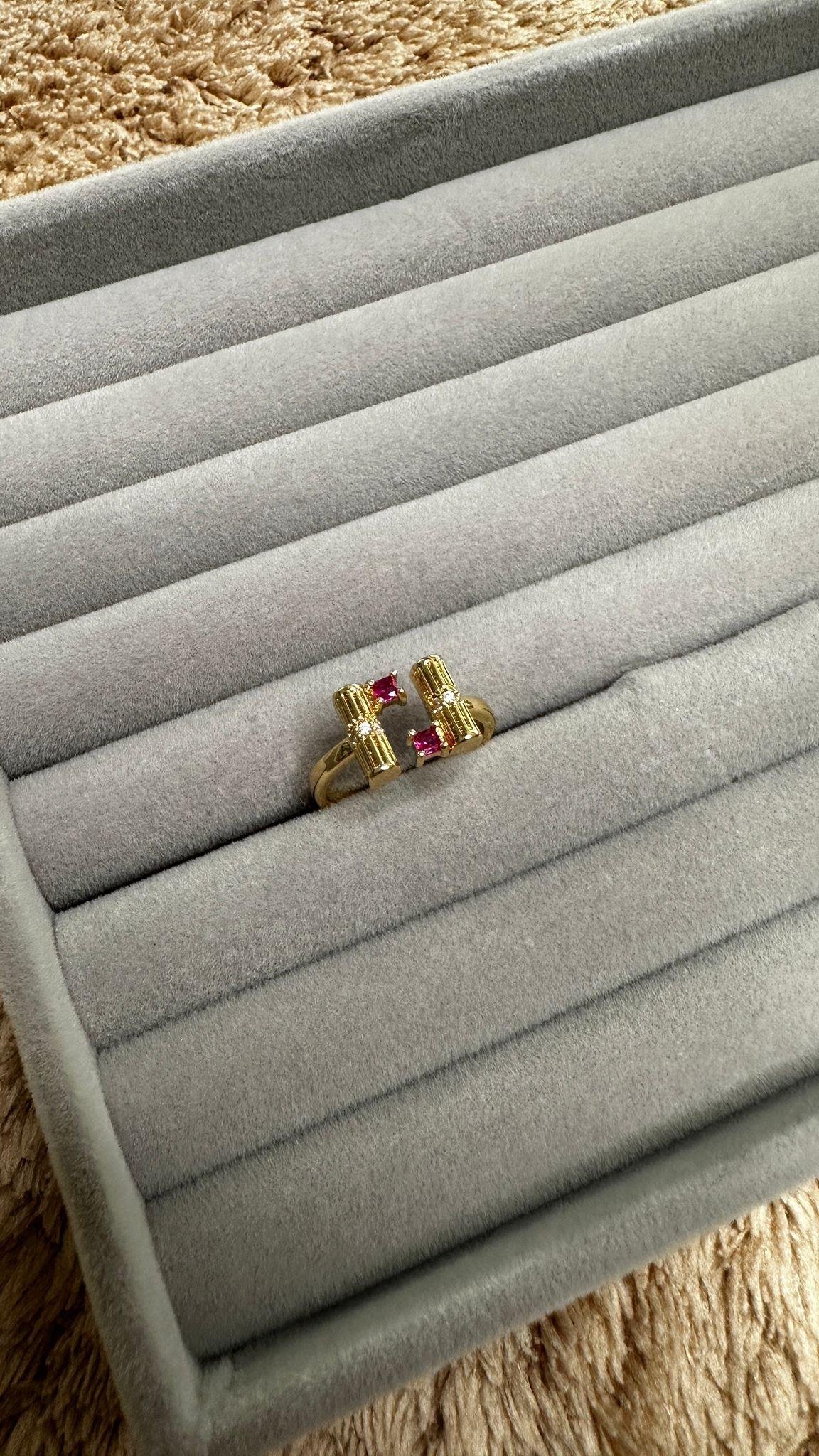 Elmas-Zümrüt Taş Detay Geometrik Yüzük