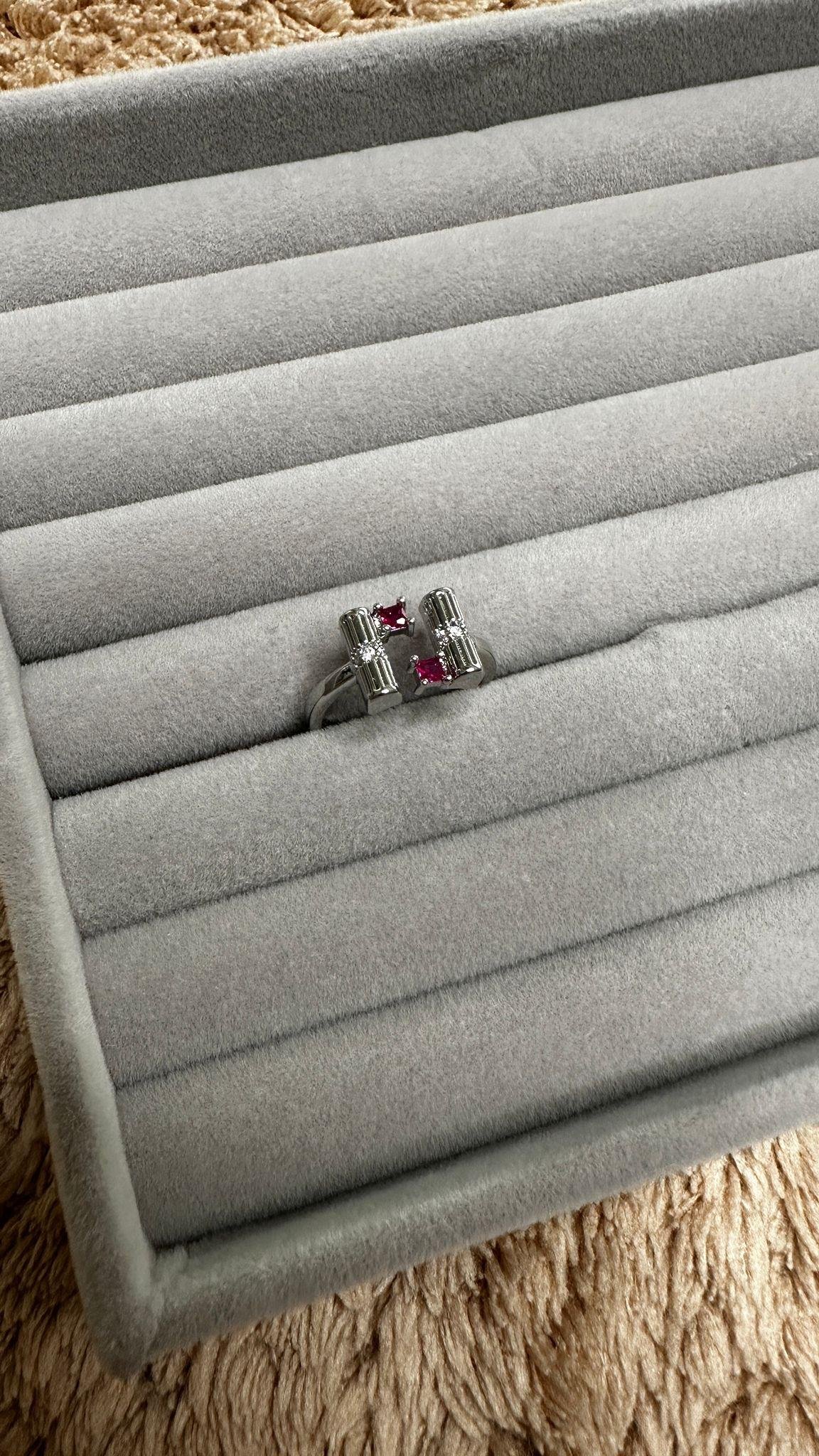 Elmas-Zümrüt Taş Detay Geometrik Yüzük