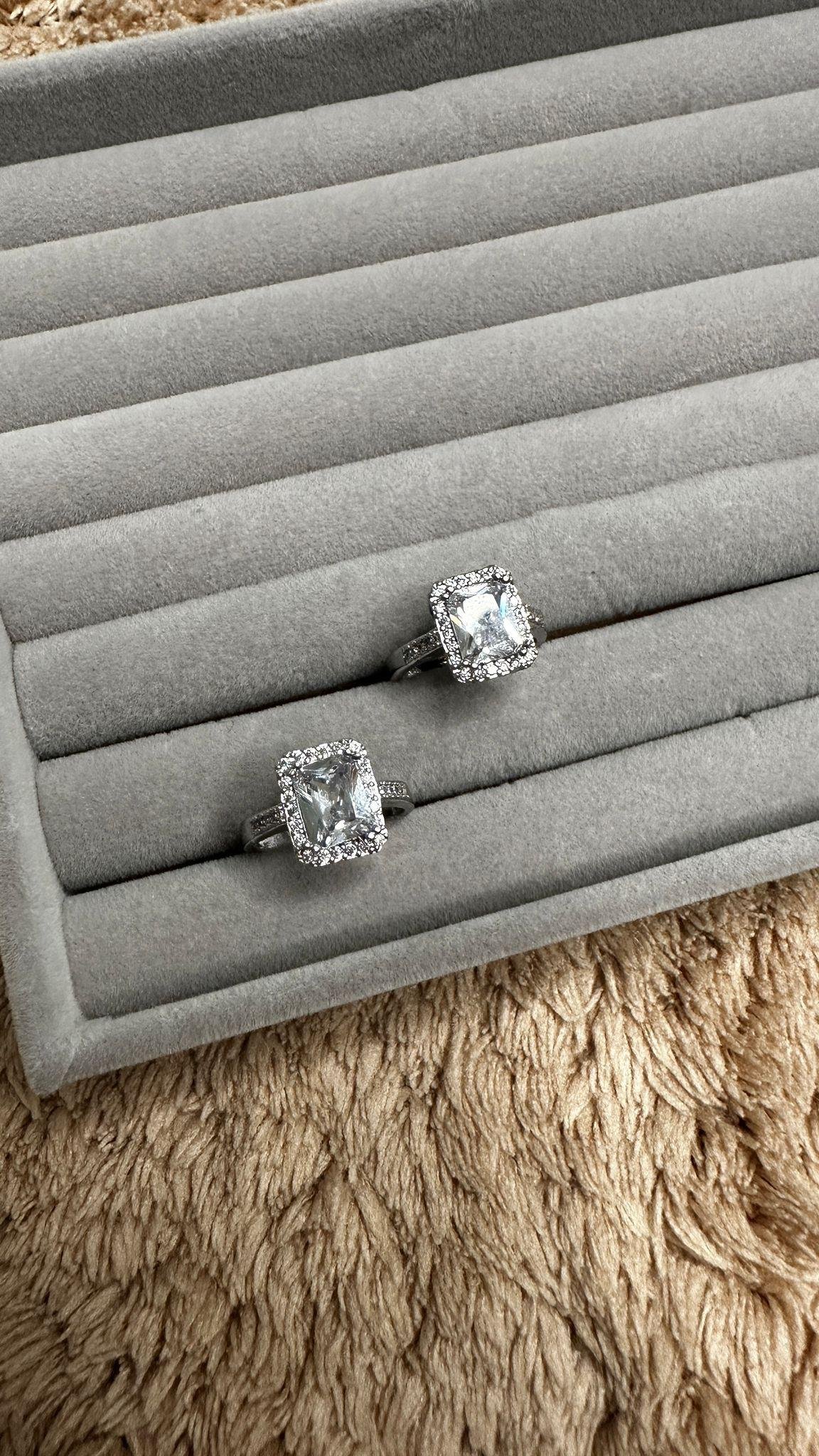 Etrafı Zirkon Taşlı Dikdörtgen Montür Tektaş Yüzük 