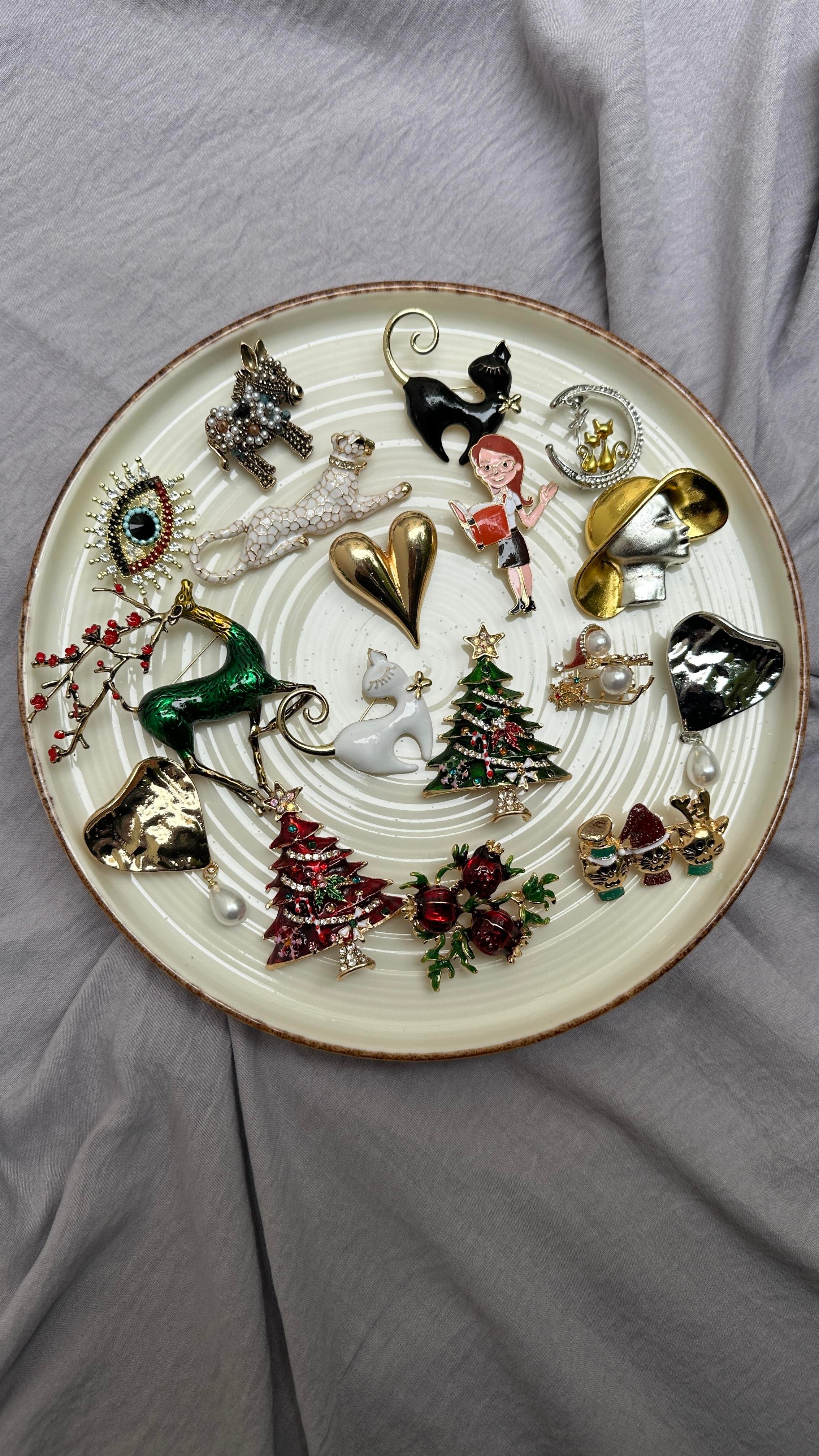 İki Renkli Şapkalı Kadın Broş