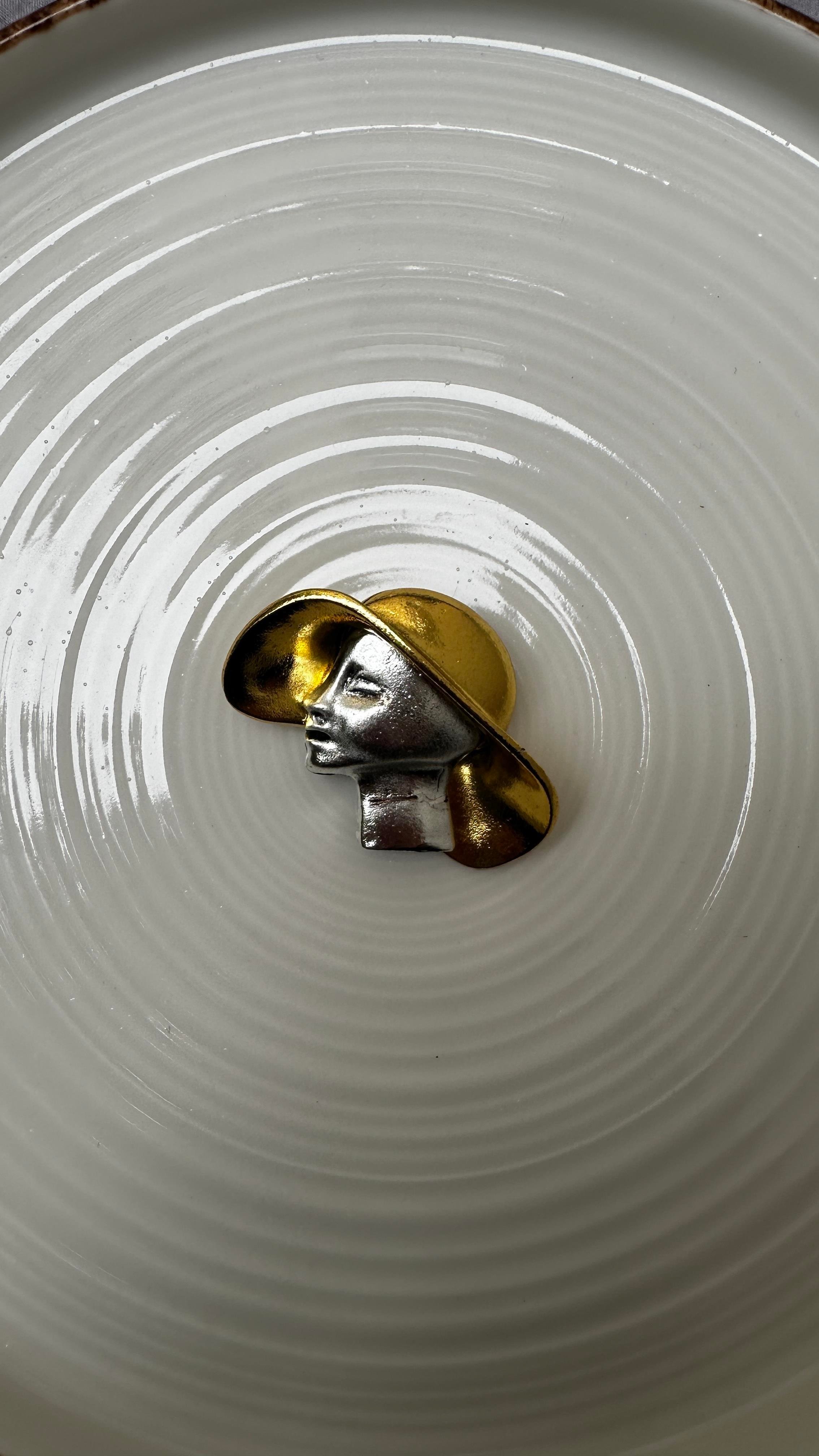 İki Renkli Şapkalı Kadın Broş