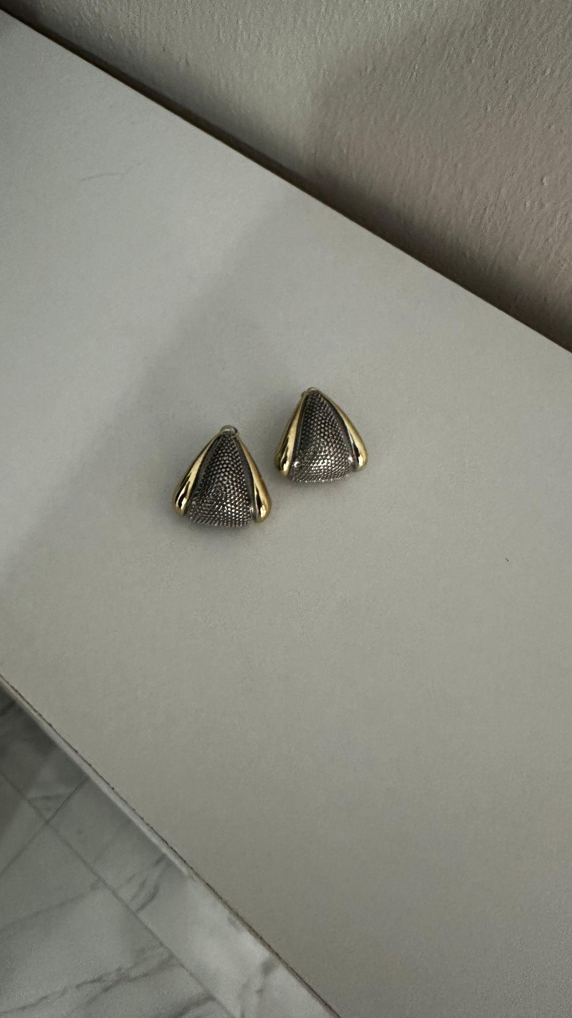 İki Renkli Üçgen Kıvrımlı Küpe