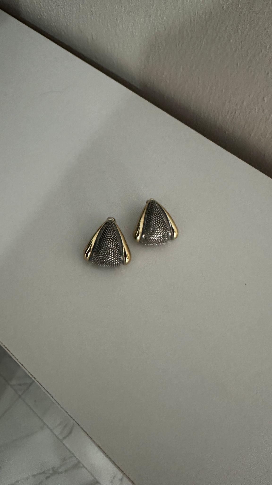 İki Renkli Üçgen Kıvrımlı Küpe