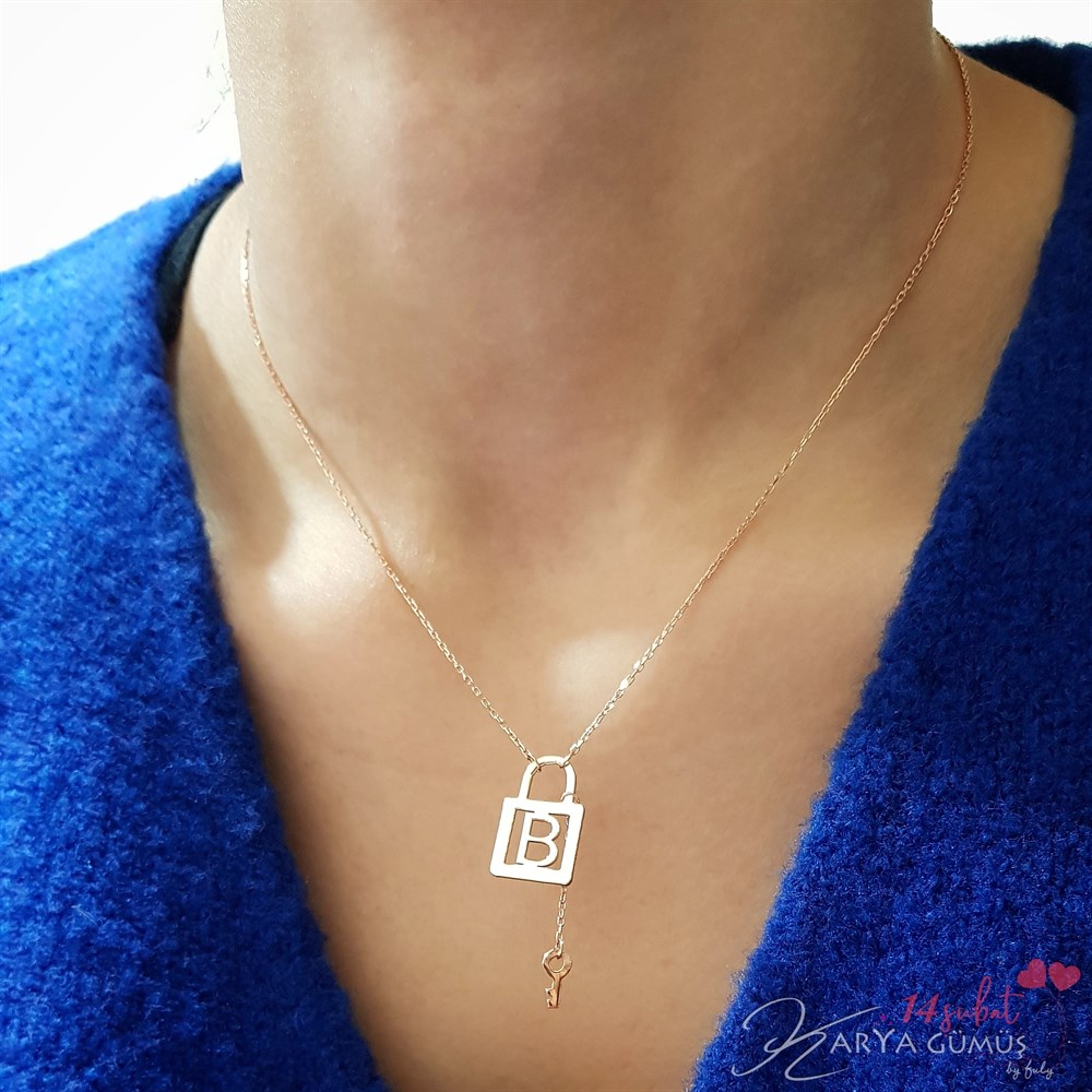 KALBİNİZİN KİLİDİ ANAHTAR HARFLİ GÜMÜŞ KOLYE
