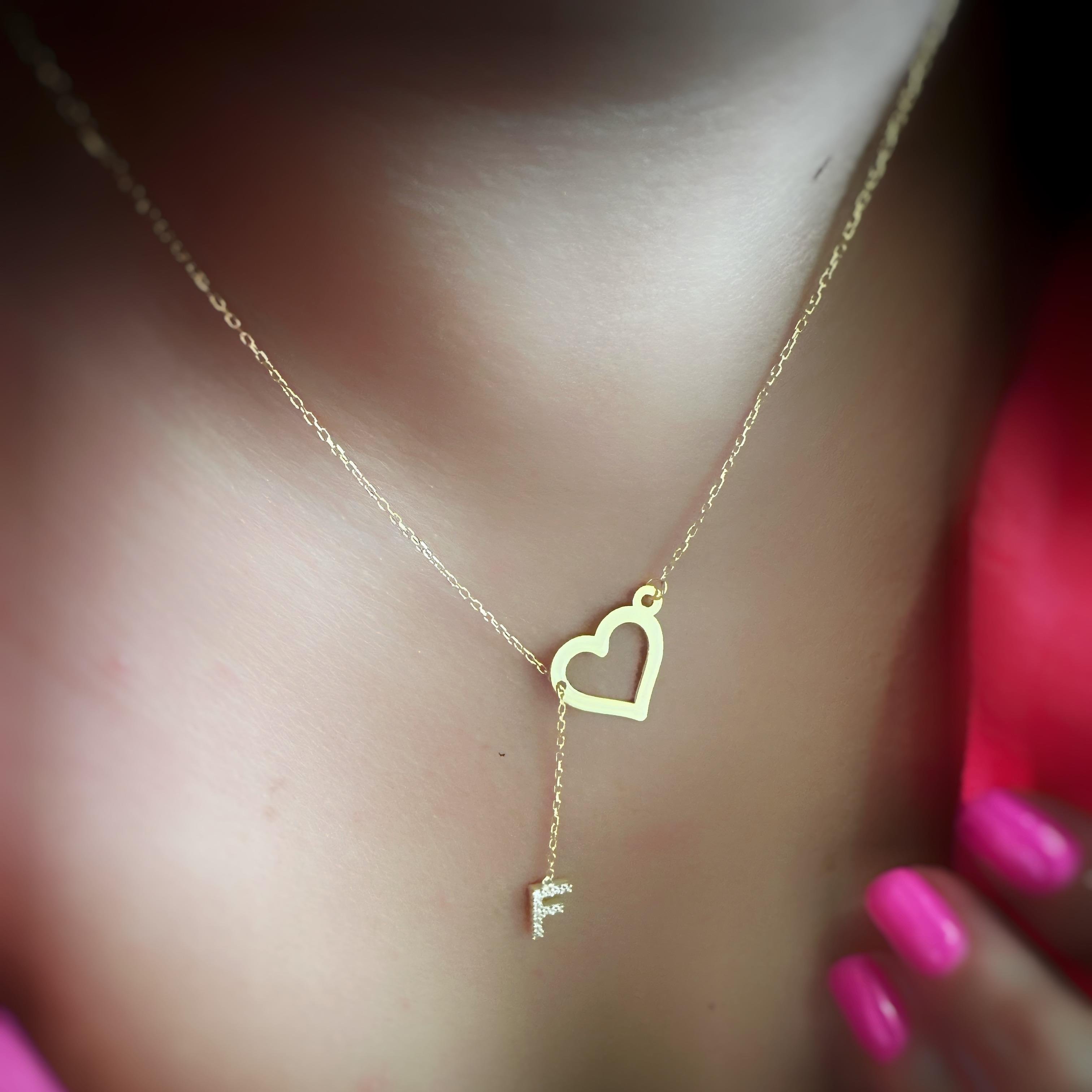 Kalp Detay Sallantılı Taşlı Harf Gümüş Kolye