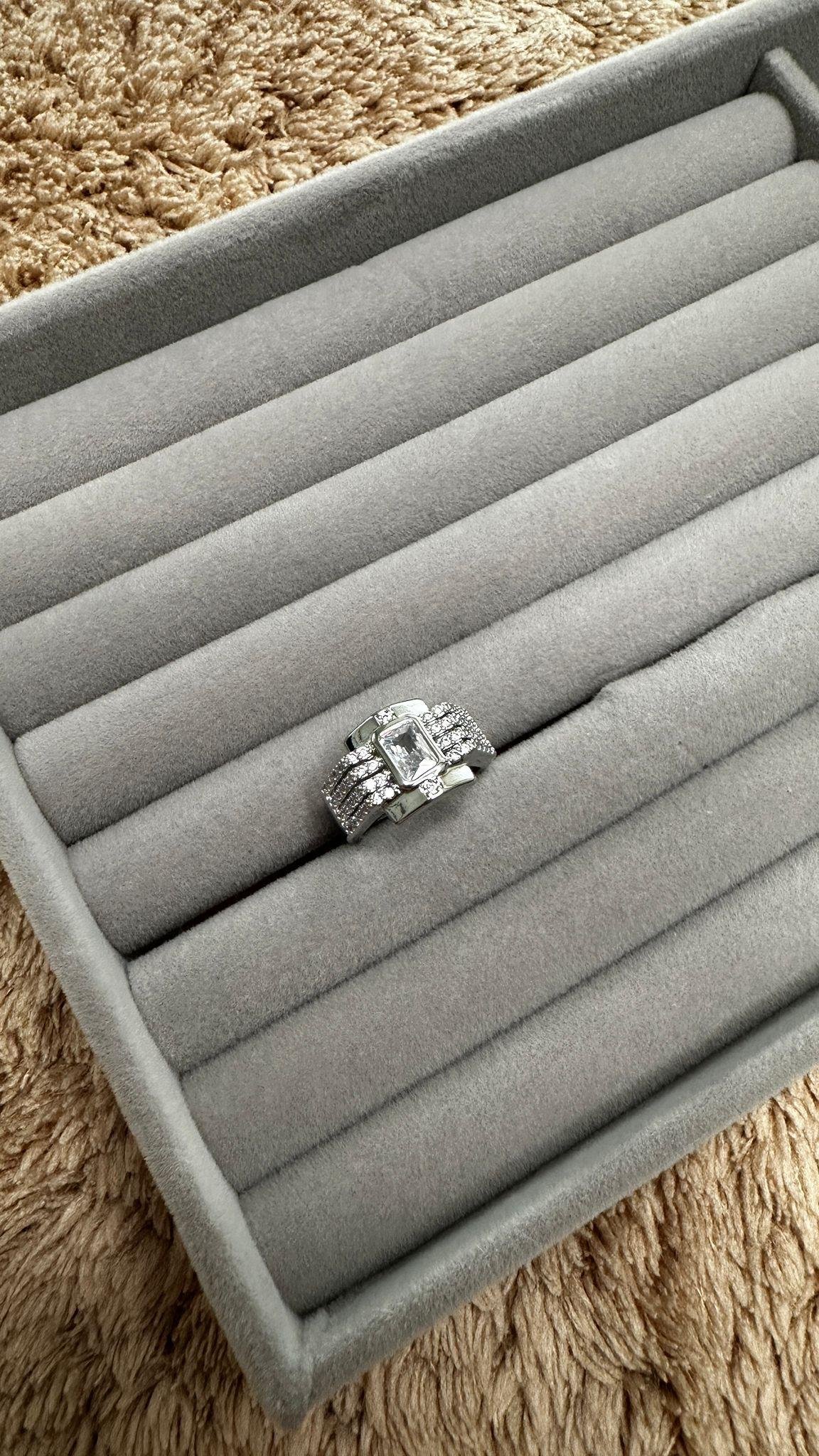 Kare Montür Taşlı Şövalye Yüzük 