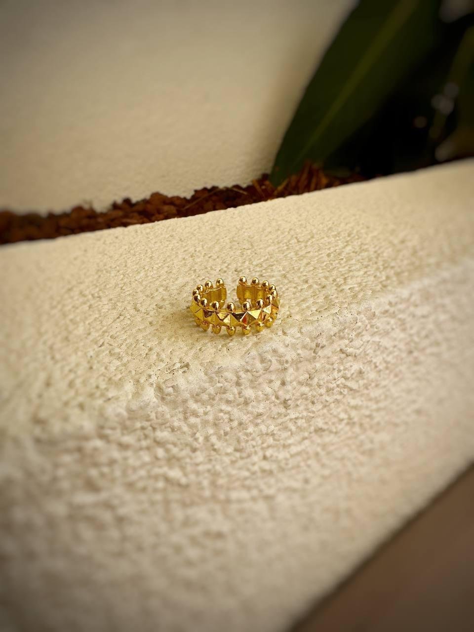 Kenarları Topçuk Detay Yüzük