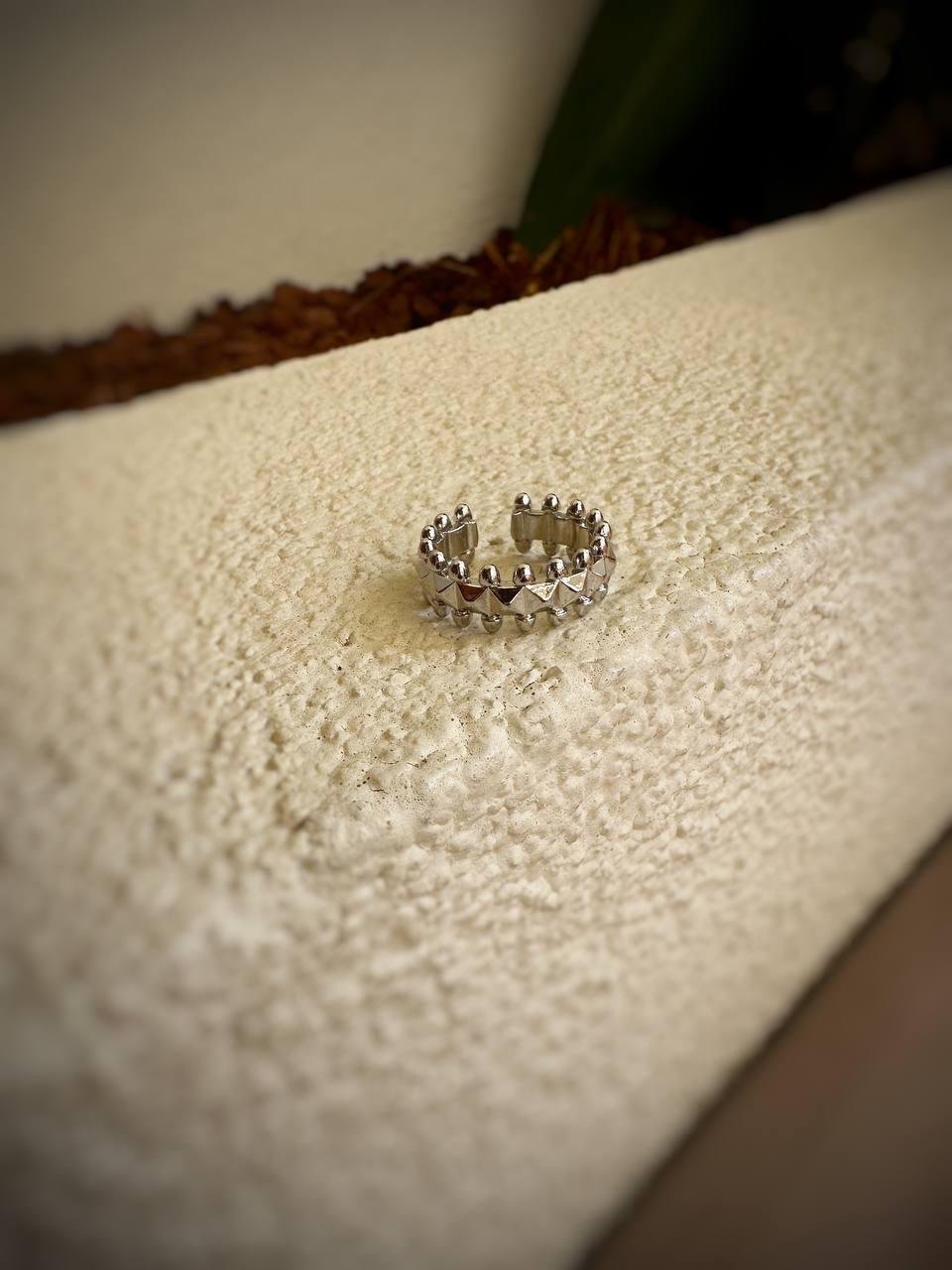 Kenarları Topçuk Detay Yüzük