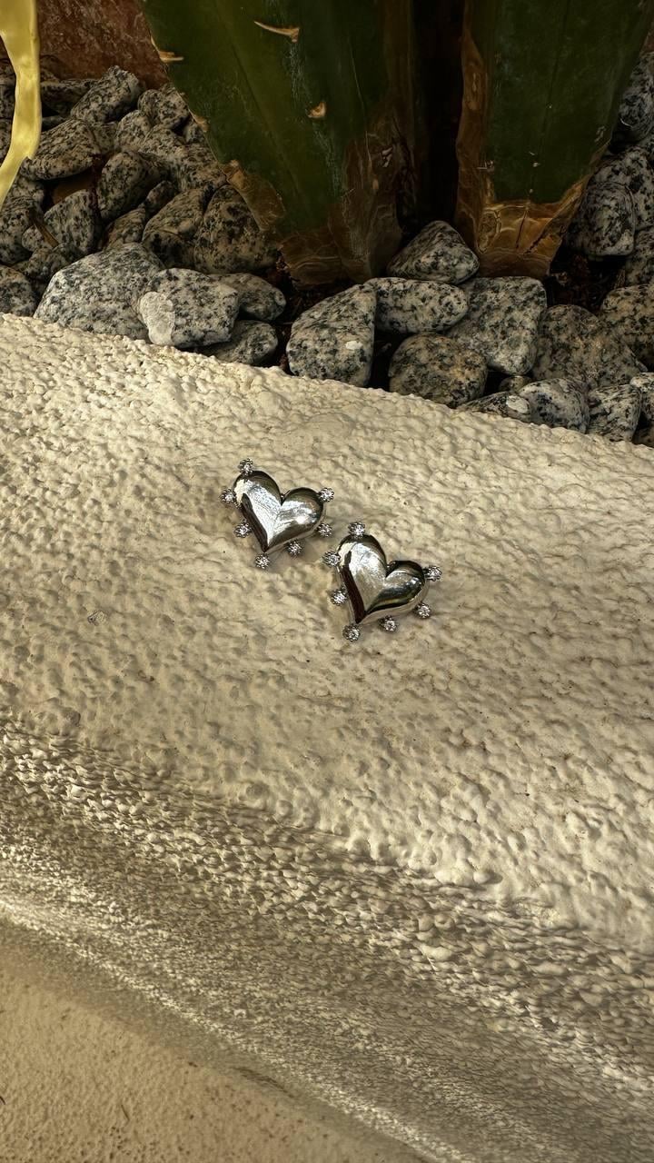 Kenarları Zirkon Taşlı Tombul Kalp Küpe