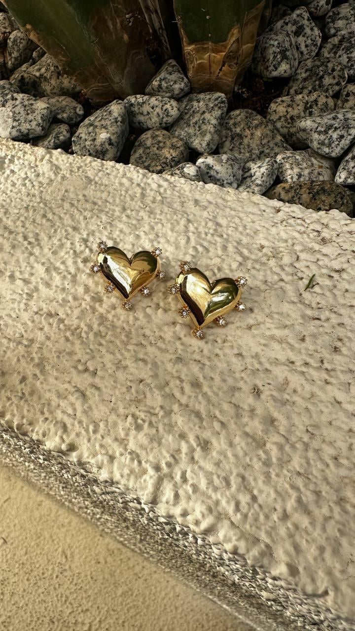 Kenarları Zirkon Taşlı Tombul Kalp Küpe