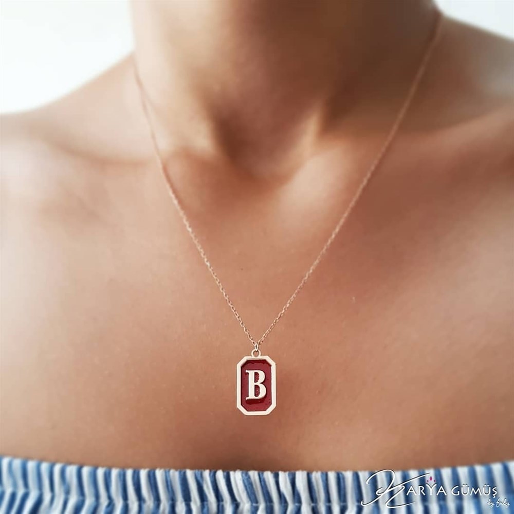 KIRMIZI KARE PLAKA HARF GÜMÜŞ KOLYE