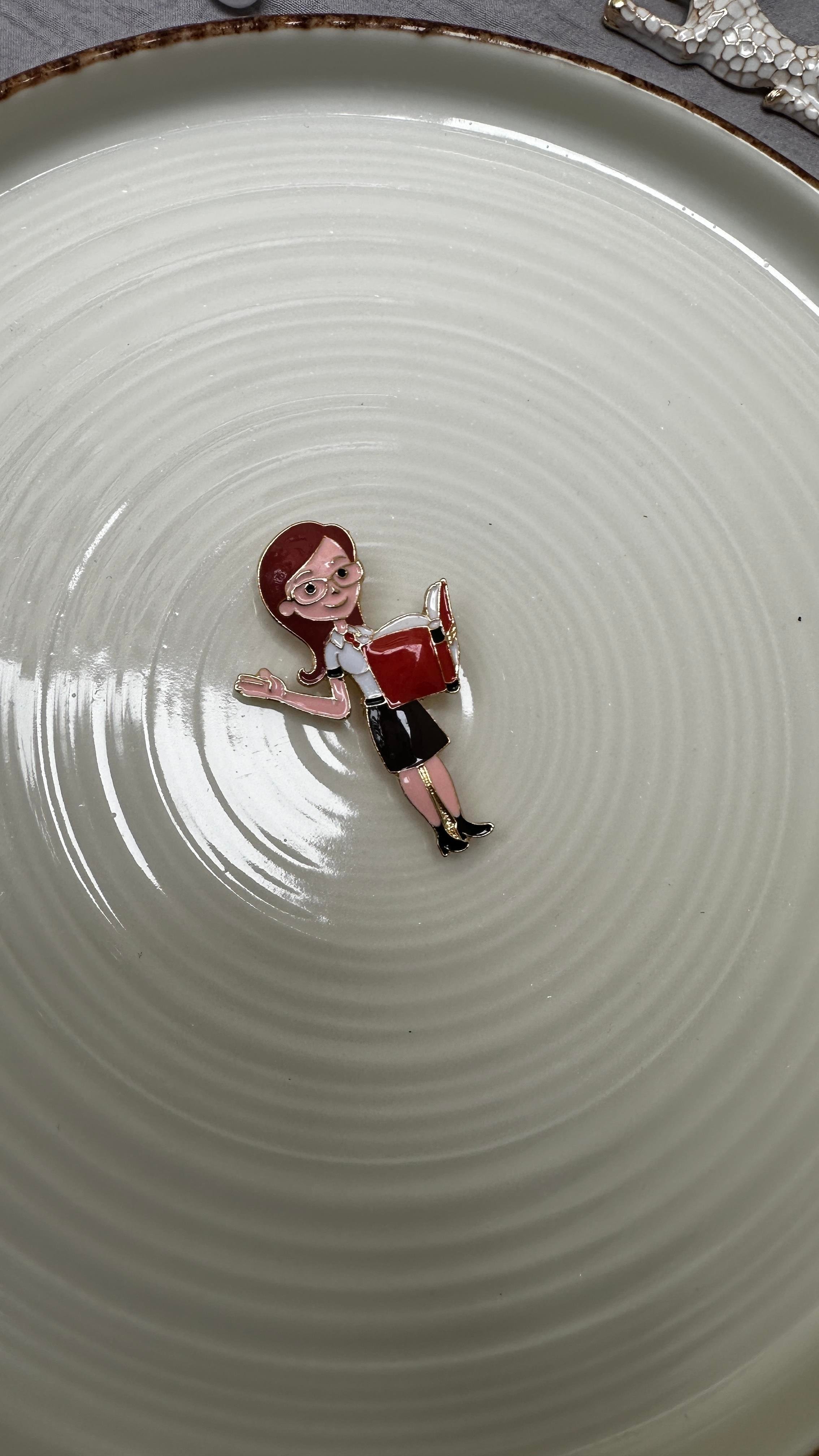 Kırmızı Kitap Okuyan Kadın Broş