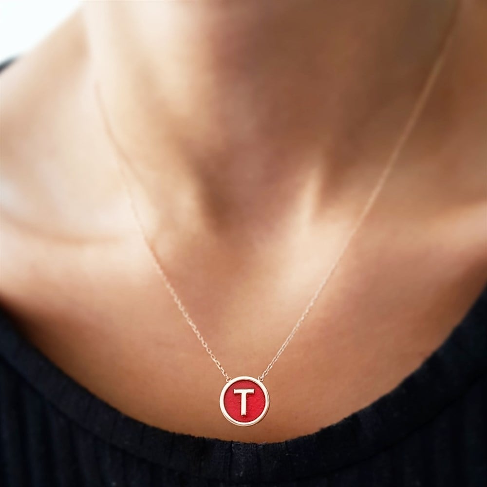 KIRMIZI PLAKA HARF GÜMÜŞ KOLYE