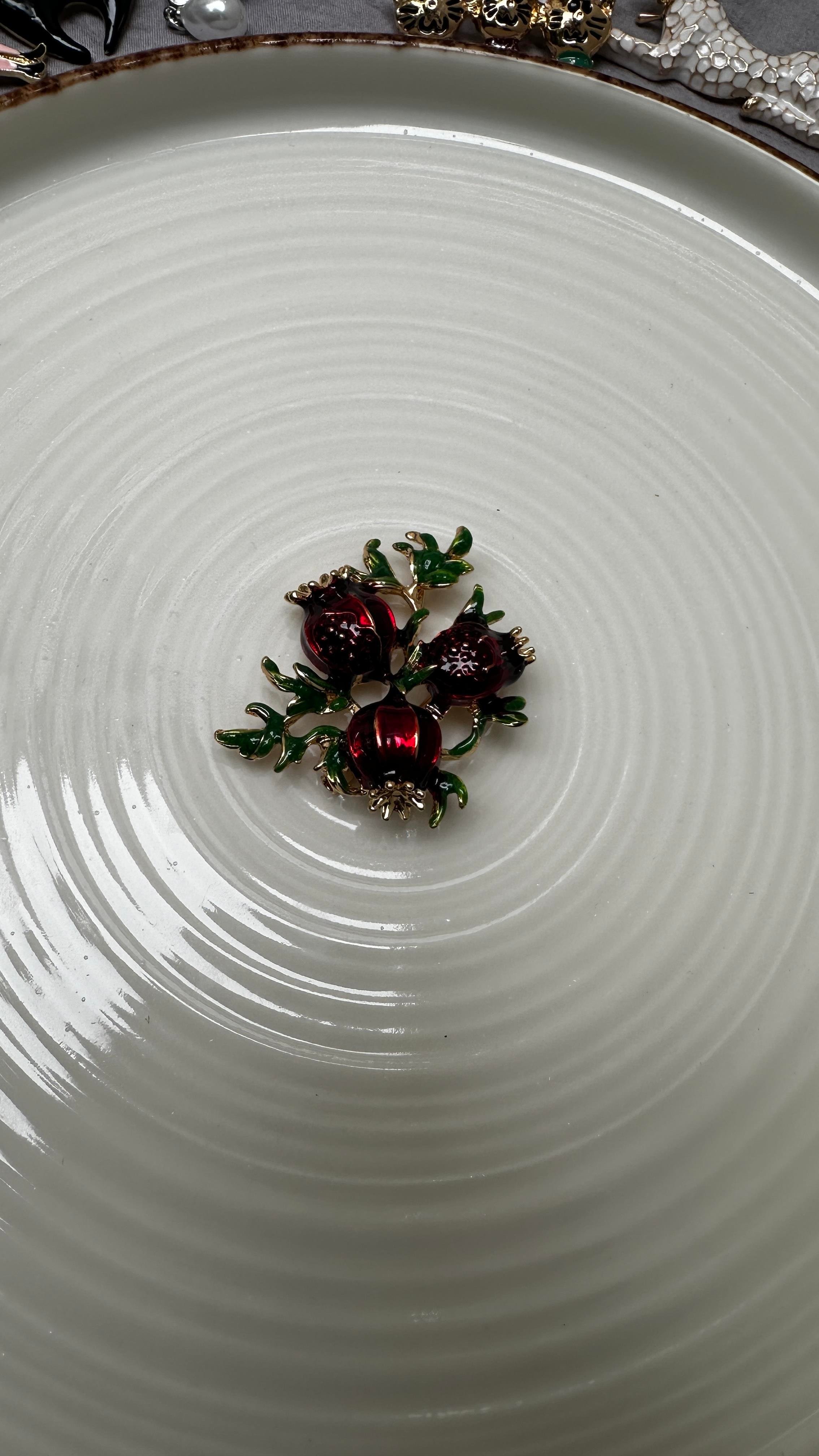 Kırmızı Üç Çiçek Broş