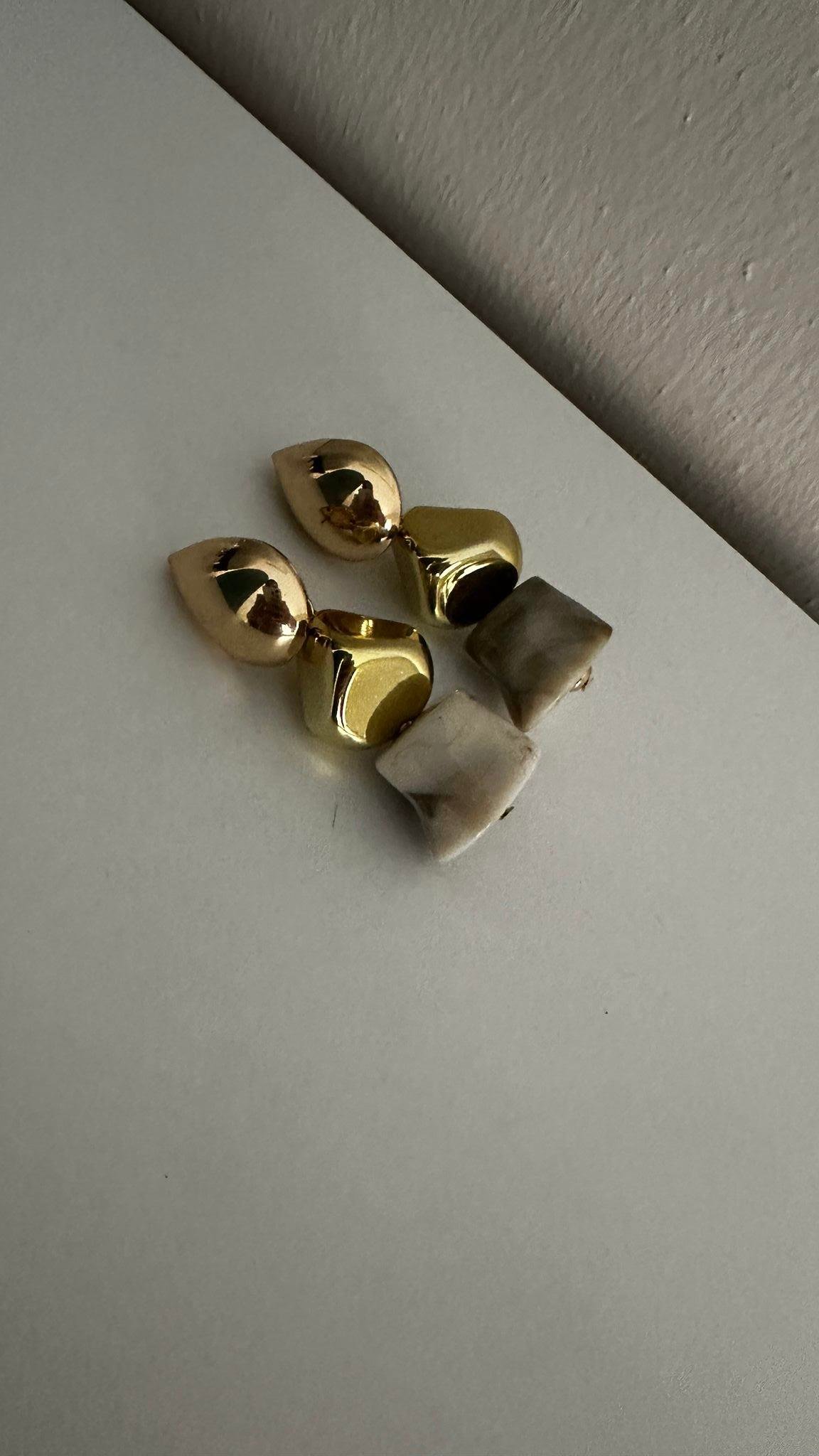 Krem Taşlı Asimetrik Sallantılı Küpe