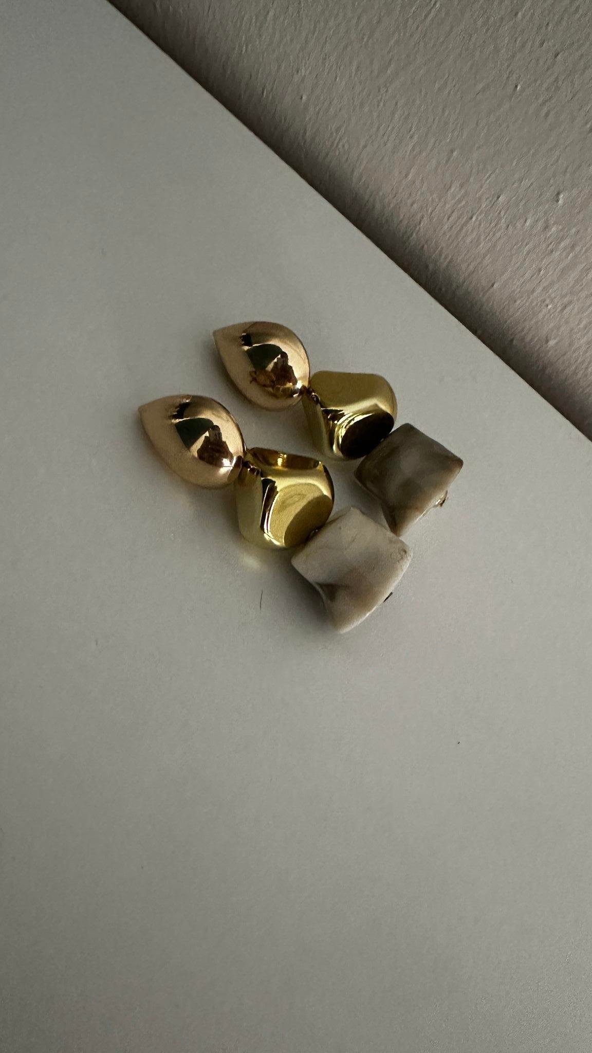 Krem Taşlı Asimetrik Sallantılı Küpe