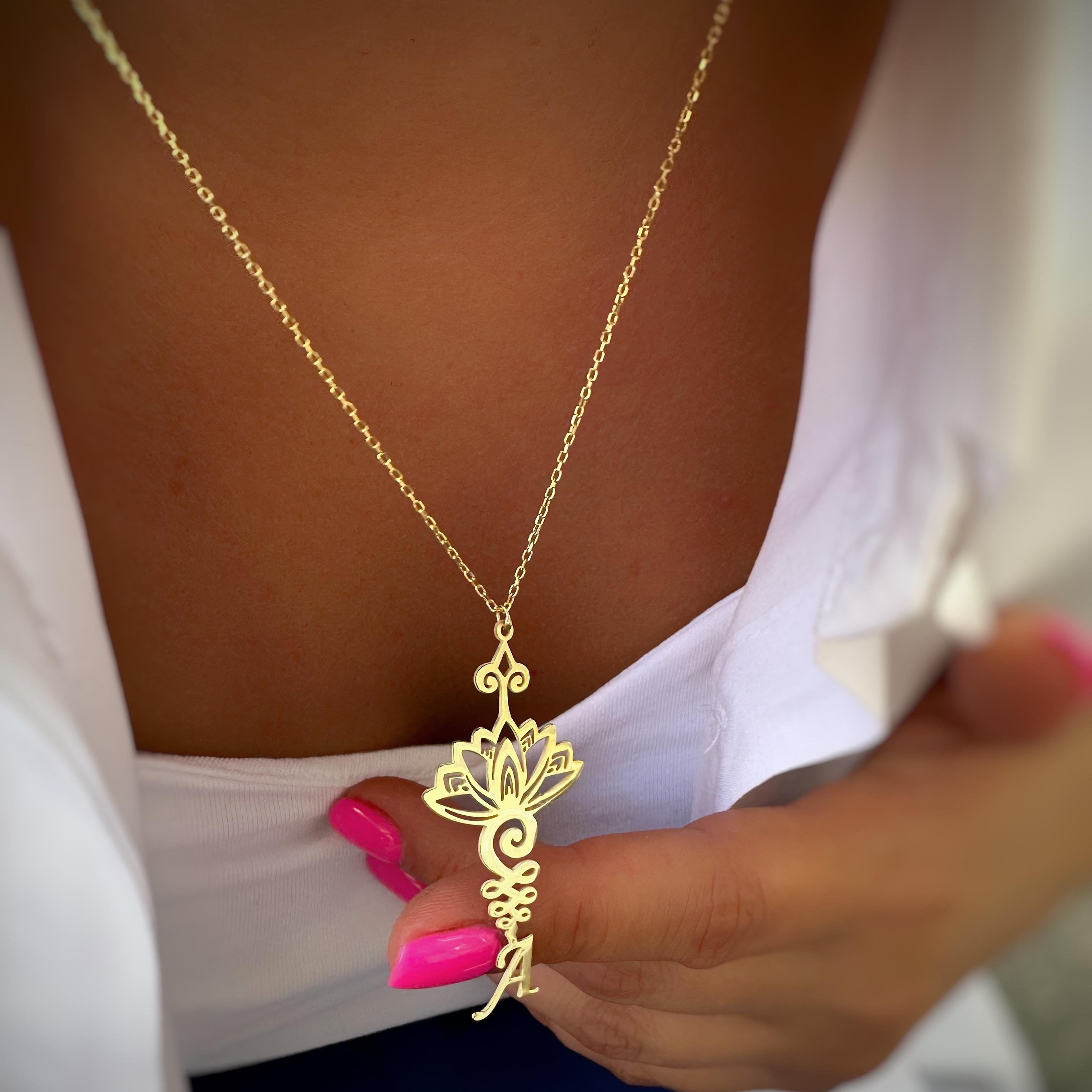 Lotus Çiçeği Harf Detay Gümüş Kolye