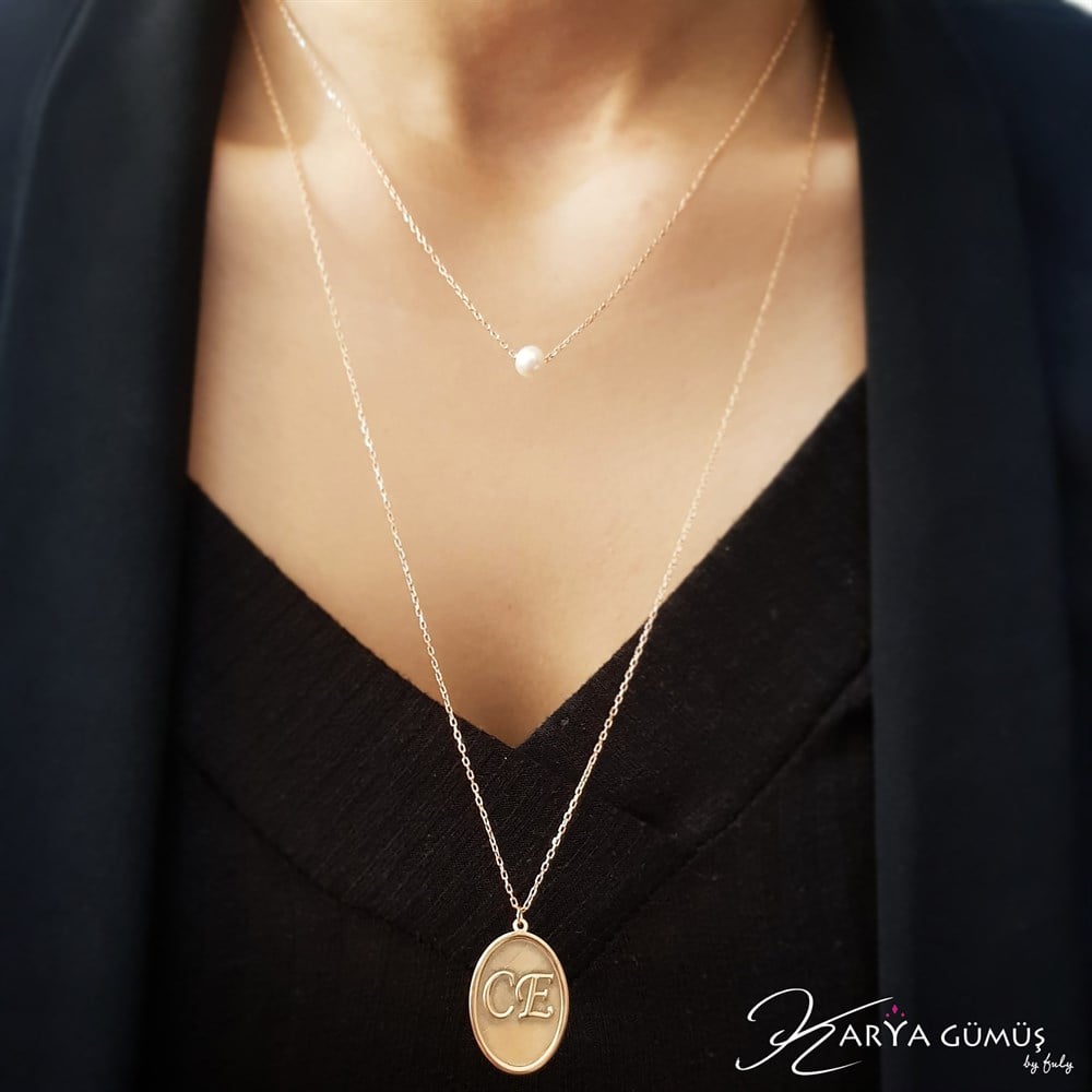 MADALYON OVAL PLAKA HARF İNCİ KOMBİN GÜMÜŞ KOLYE