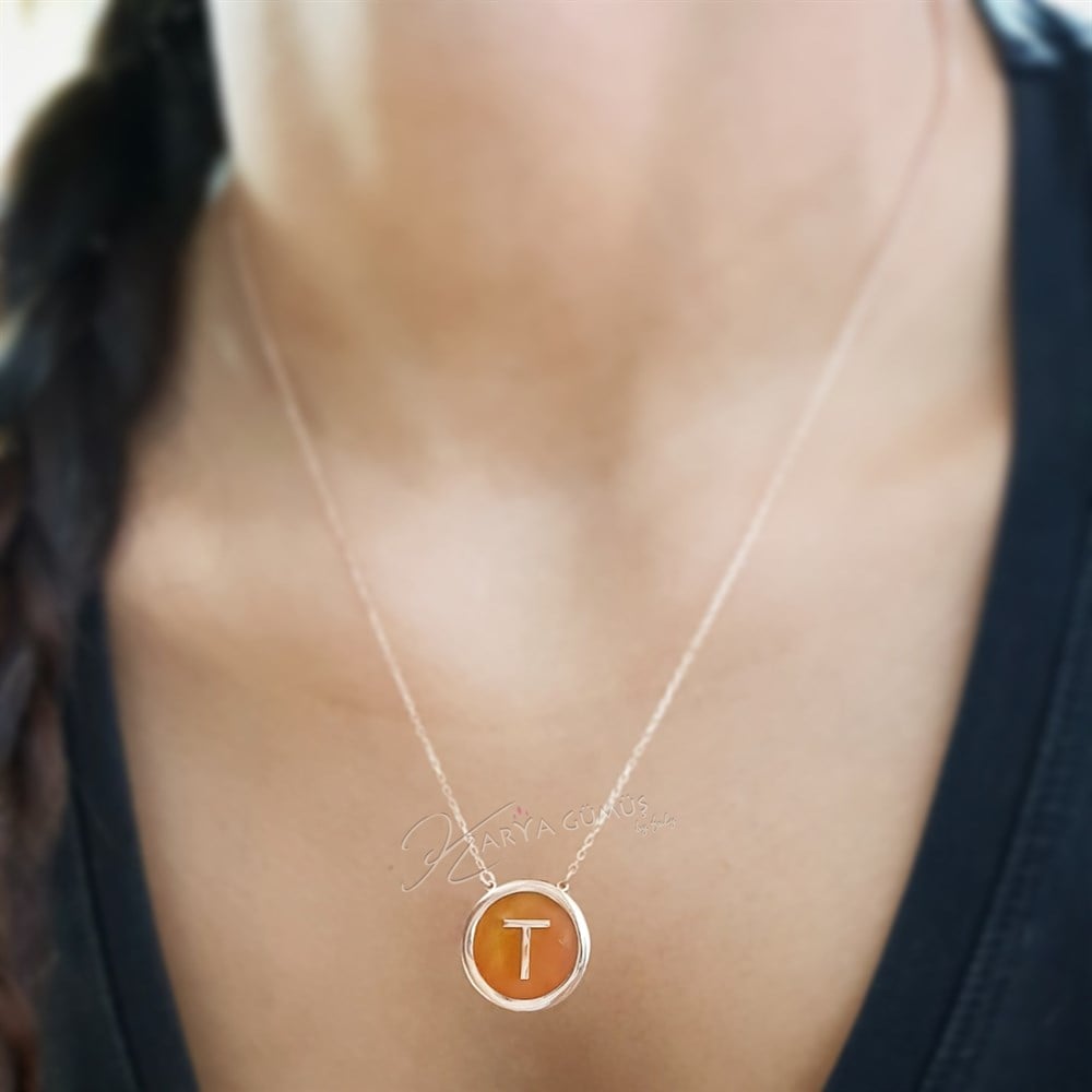 Mercan Renk Mineli Harfli Gümüş Kolye