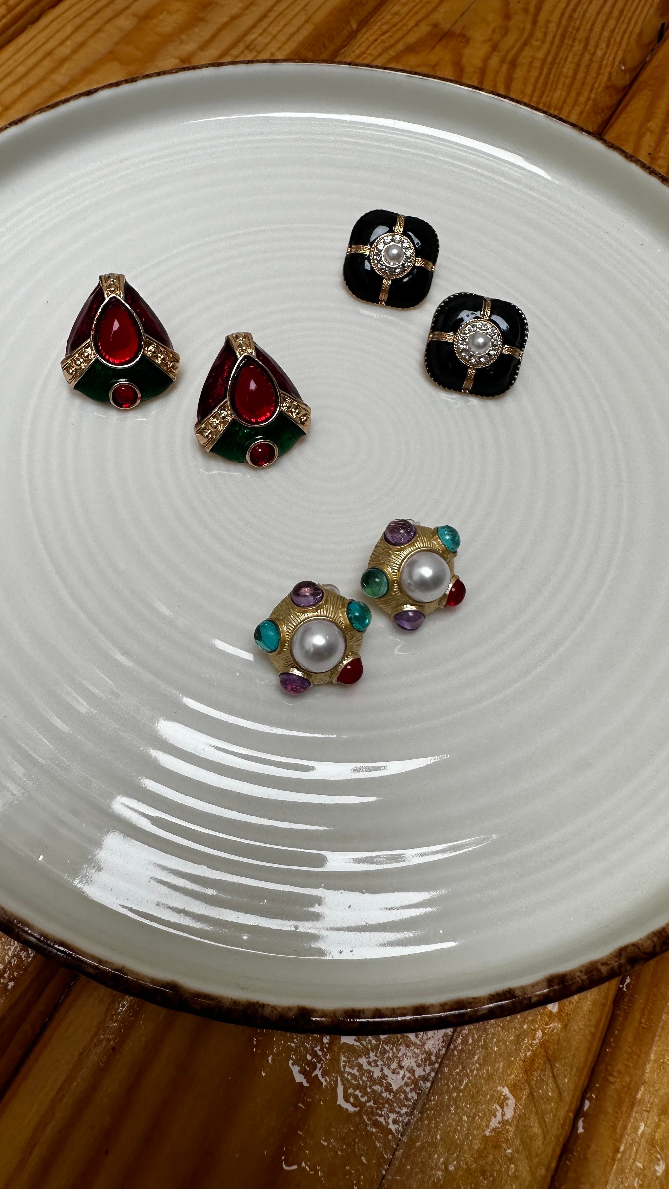 Orjinal Marka Kırmızı Siyah Taşlı Küpe