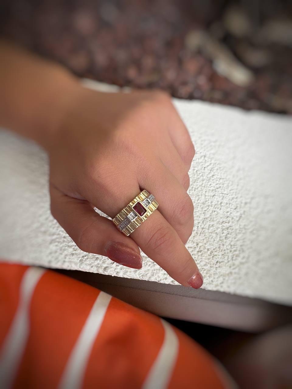 Ortası Kırmızı Baget Taş Detay Özel Seri Yüzük